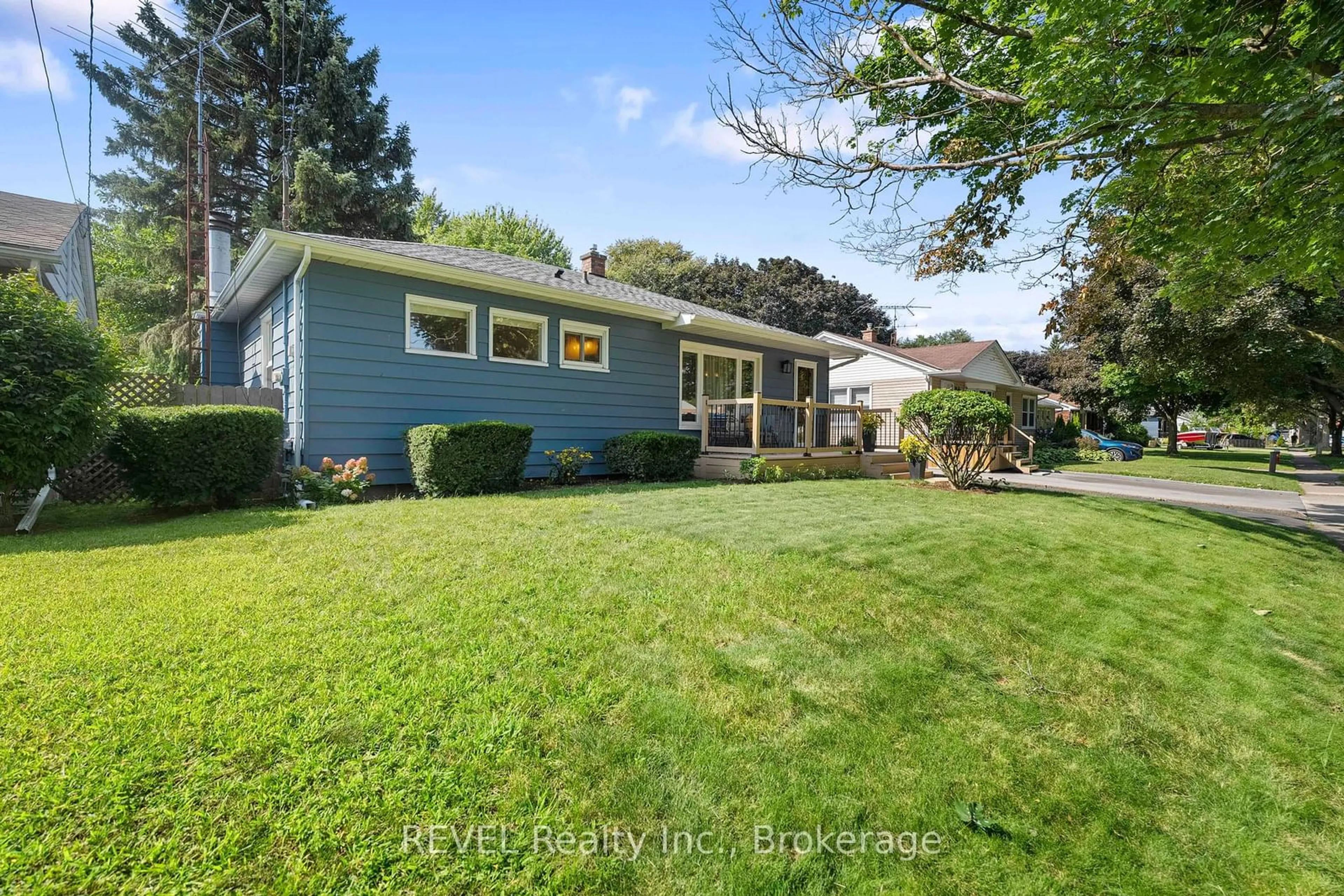 Frontside or backside of a home, the fenced backyard for 6456 Burdette Dr, Niagara Falls Ontario L2E 5H3