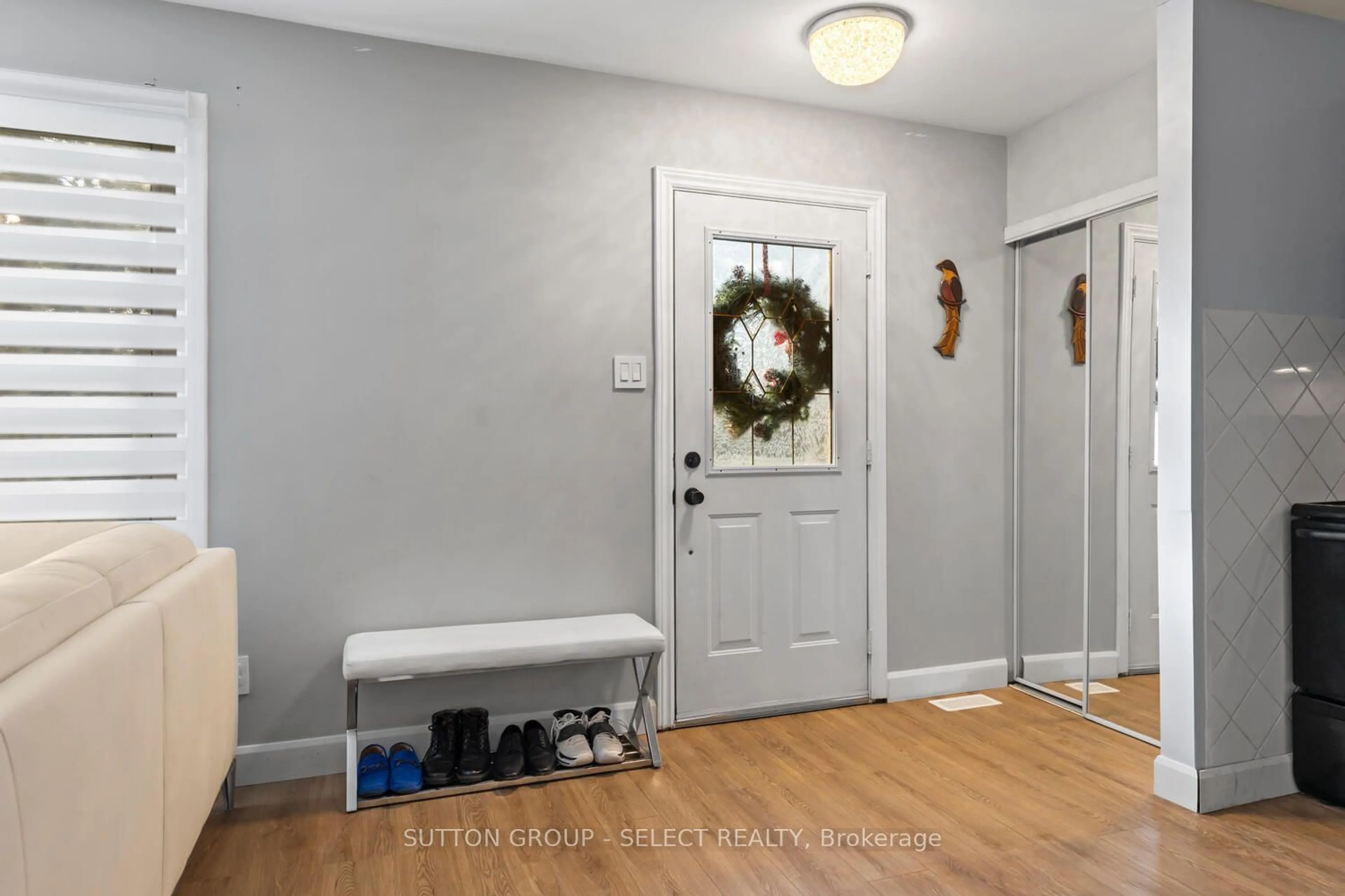 Indoor entryway, wood floors for 20 Dow Rd, London Ontario N6E 1E9