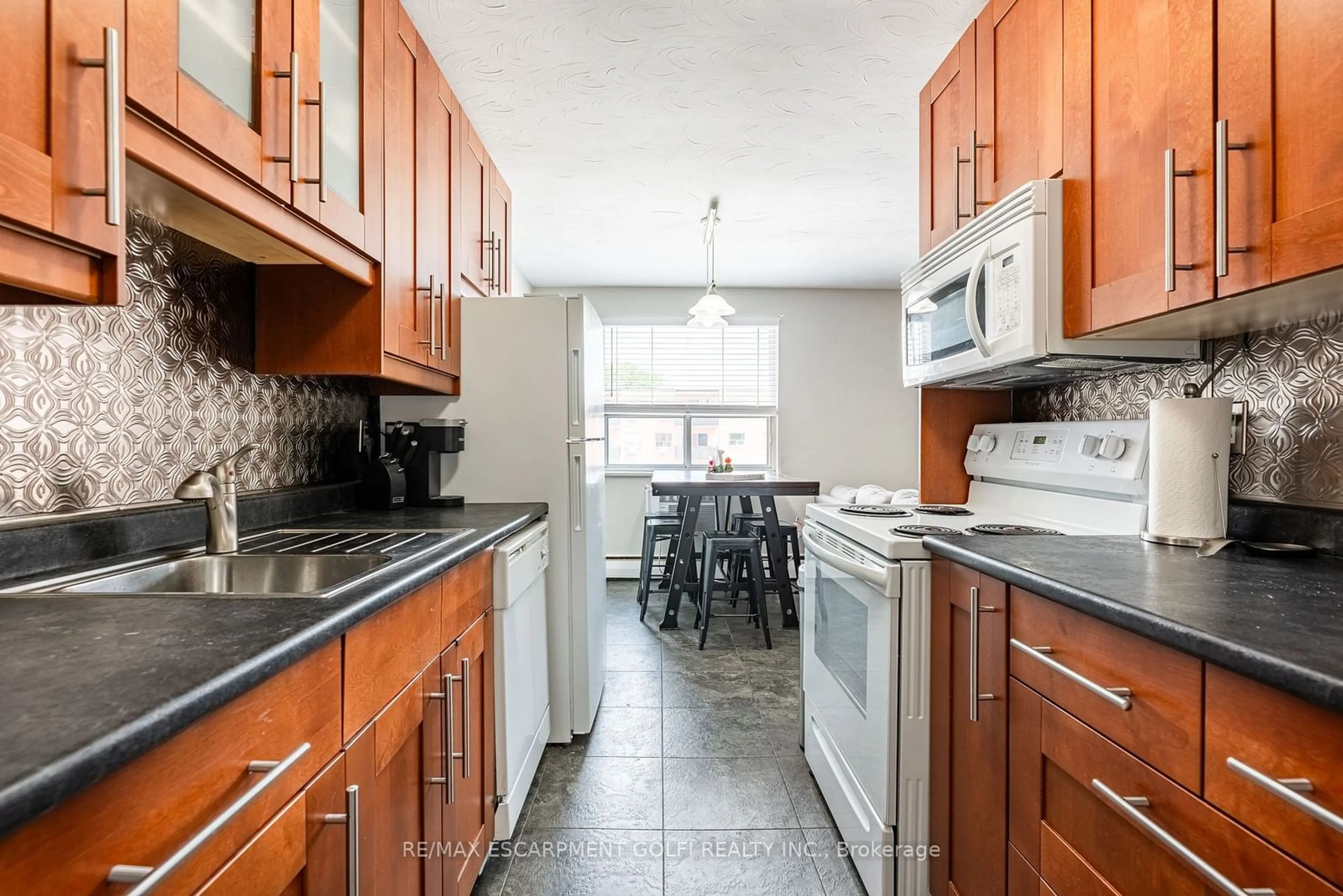 Standard kitchen, wood floors, cottage for 485 Thorold Rd #211, Welland Ontario L3C 3X1