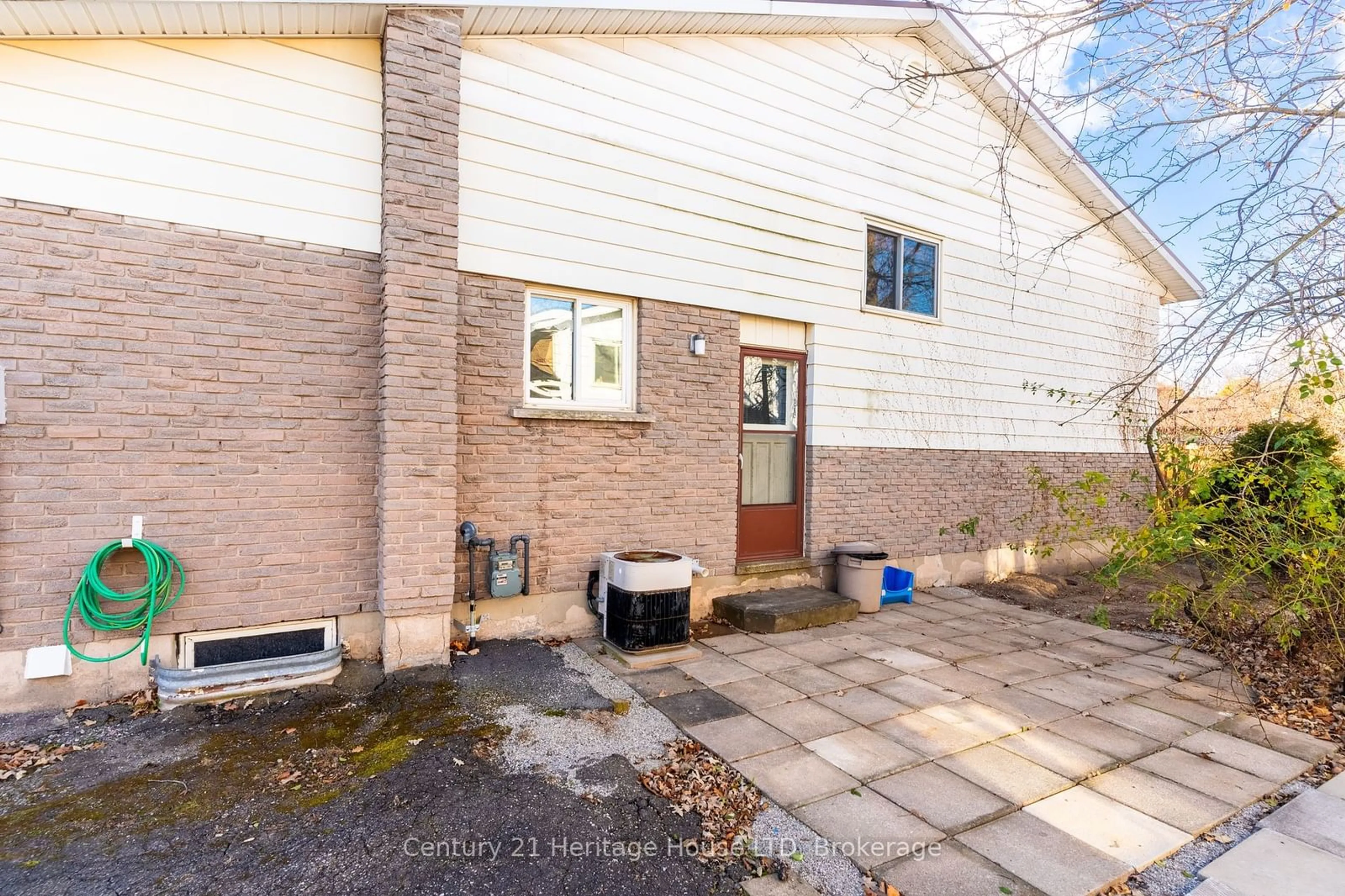 Patio, the front or back of building for 409 FIRST Ave, Welland Ontario L3C 5R3