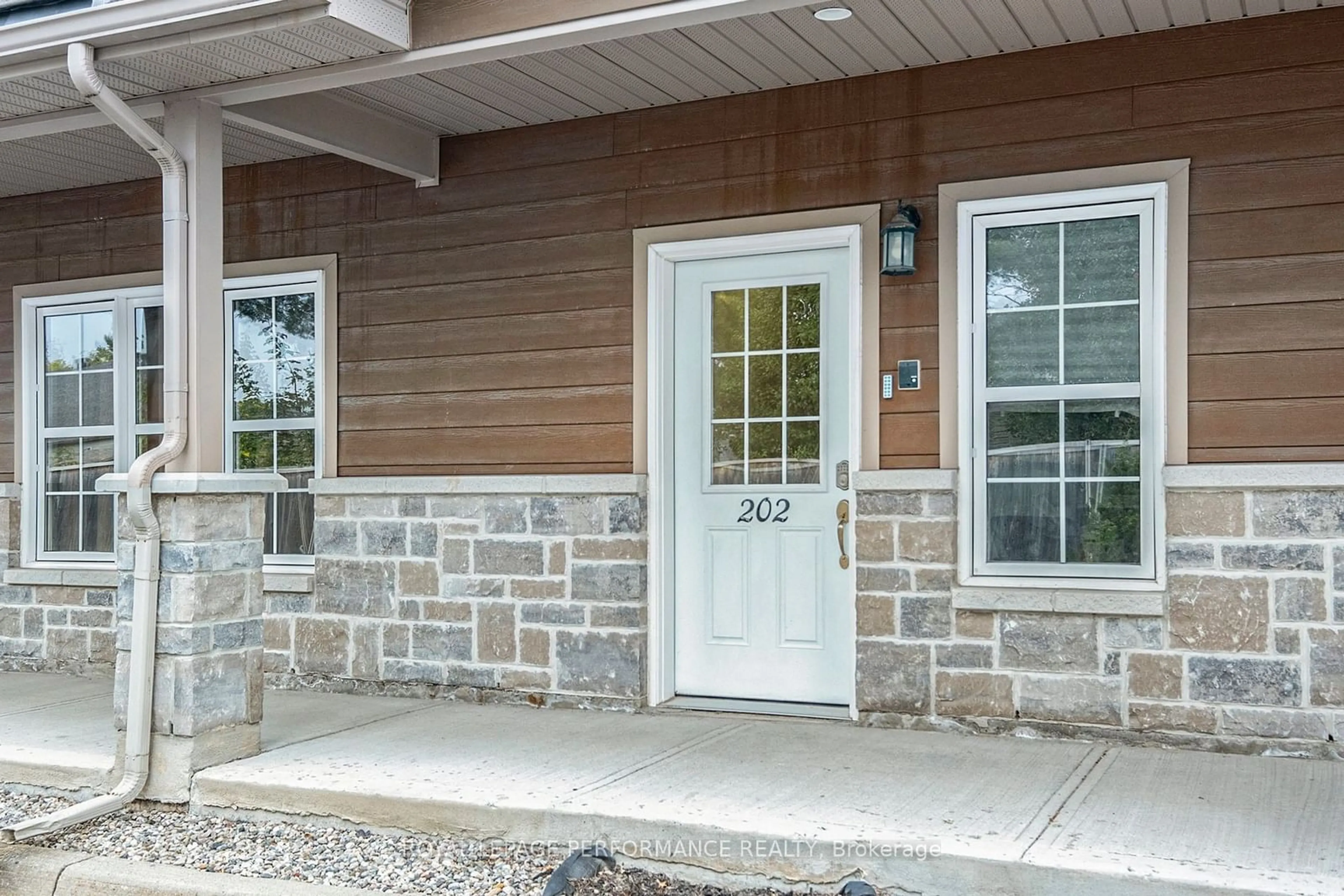 Indoor entryway, cement floor for 245 EQUINOX Dr #202, Russell Ontario K0A 1W0