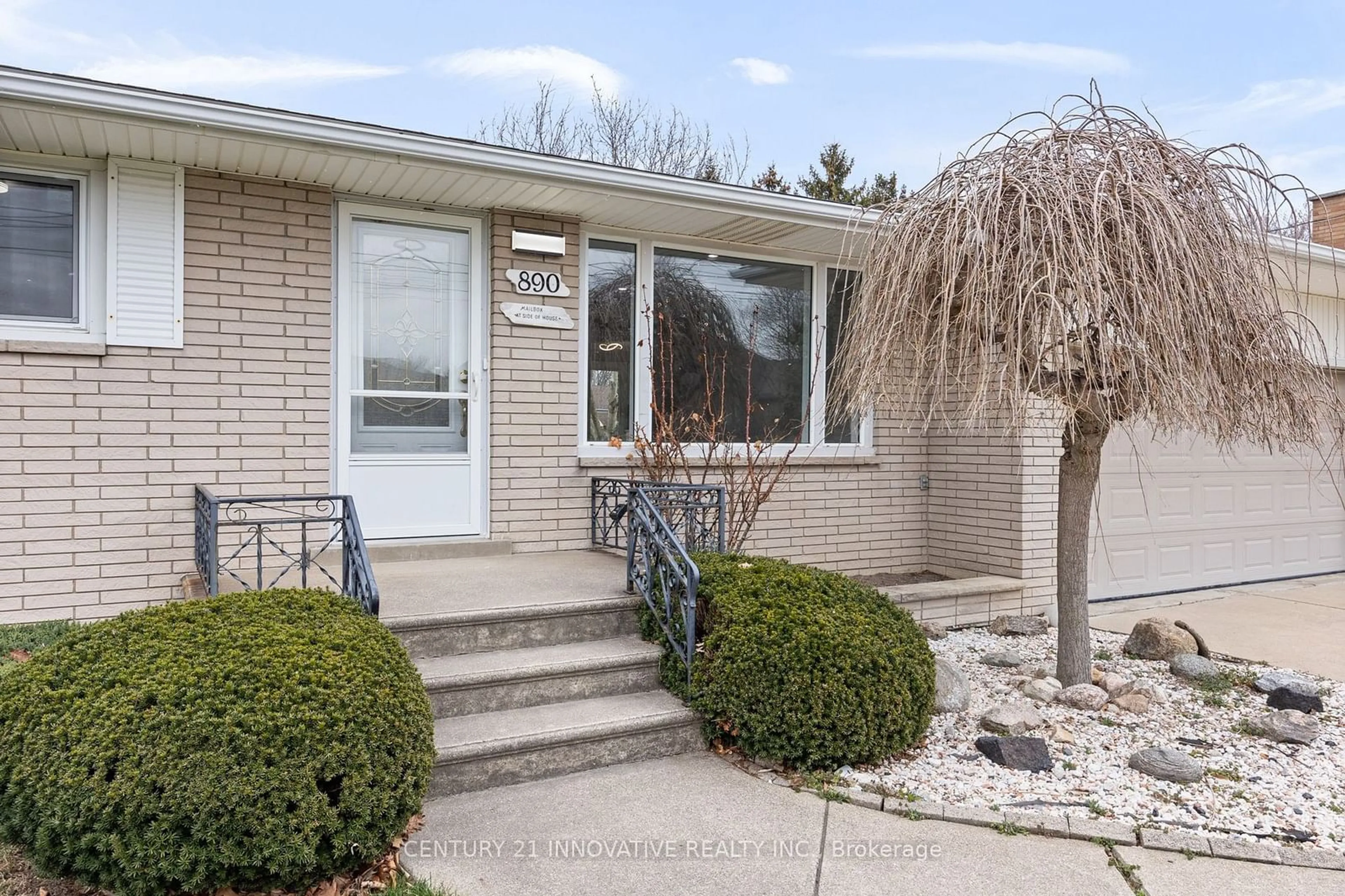 A pic from exterior of the house or condo, the street view for 890 Wallace Ave, Windsor Ontario N9G 1M3