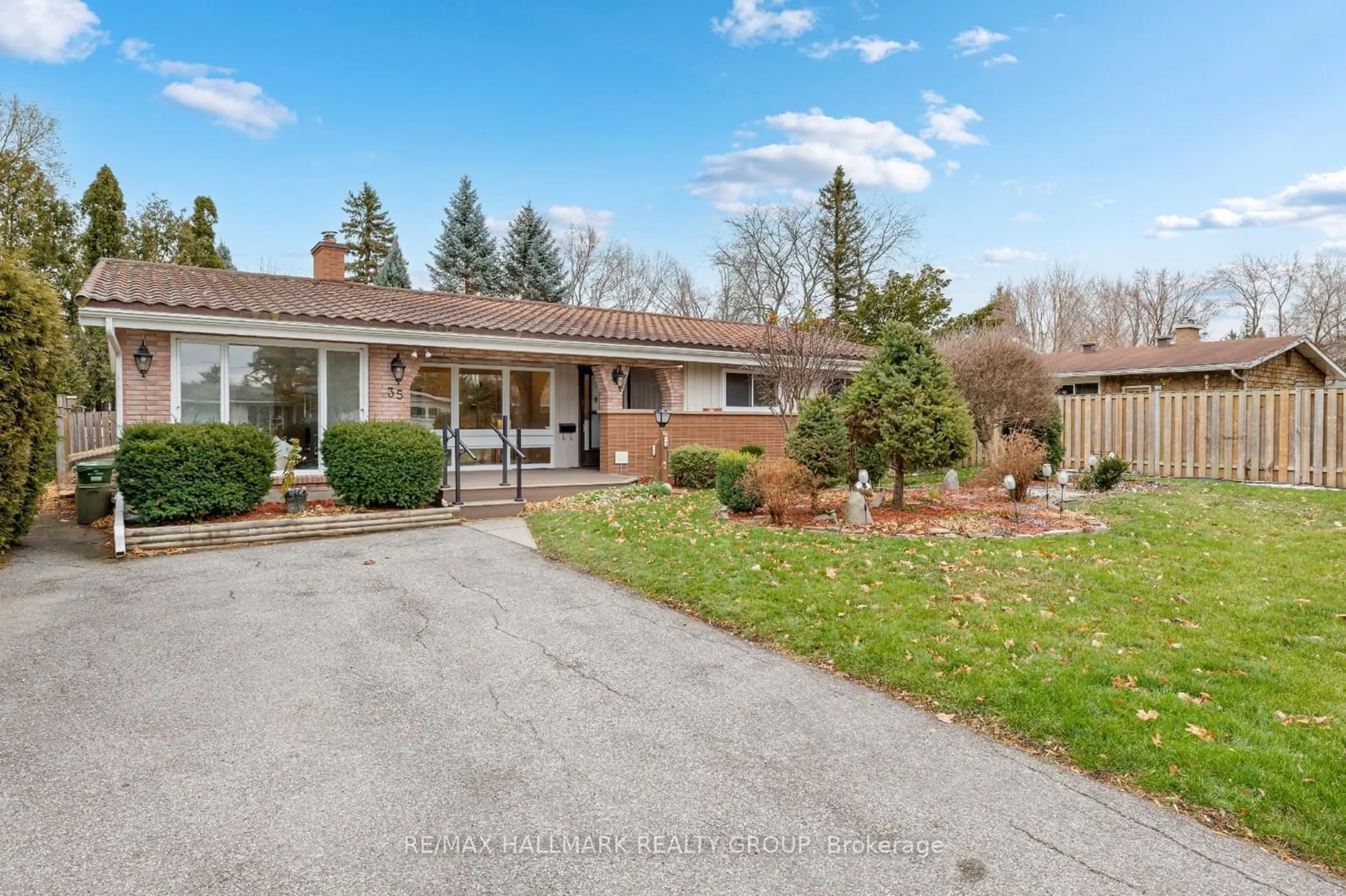 A pic from exterior of the house or condo, the street view for 35 Bedale Dr, Crystal Bay - Rocky Point - Bayshore Ontario K2H 5M2