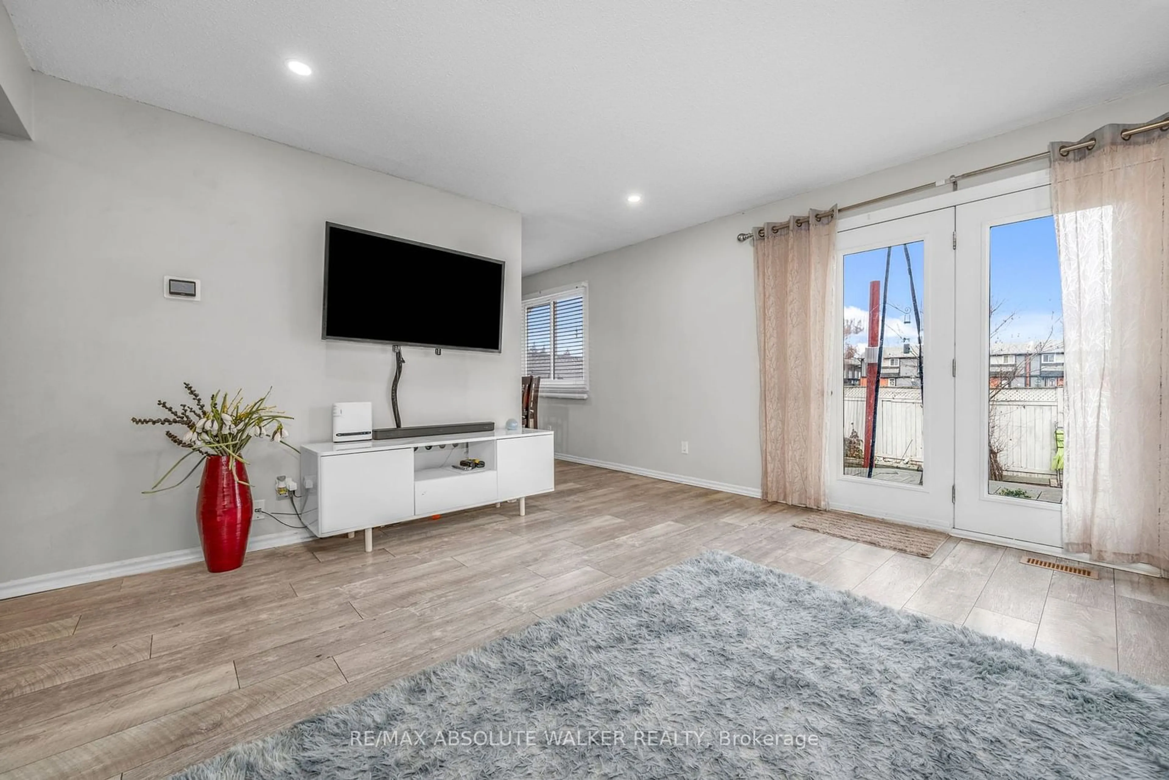 Living room, wood floors for 89 Tarquin Cres, Bells Corners and South to Fallowfield Ontario K2H 8J7