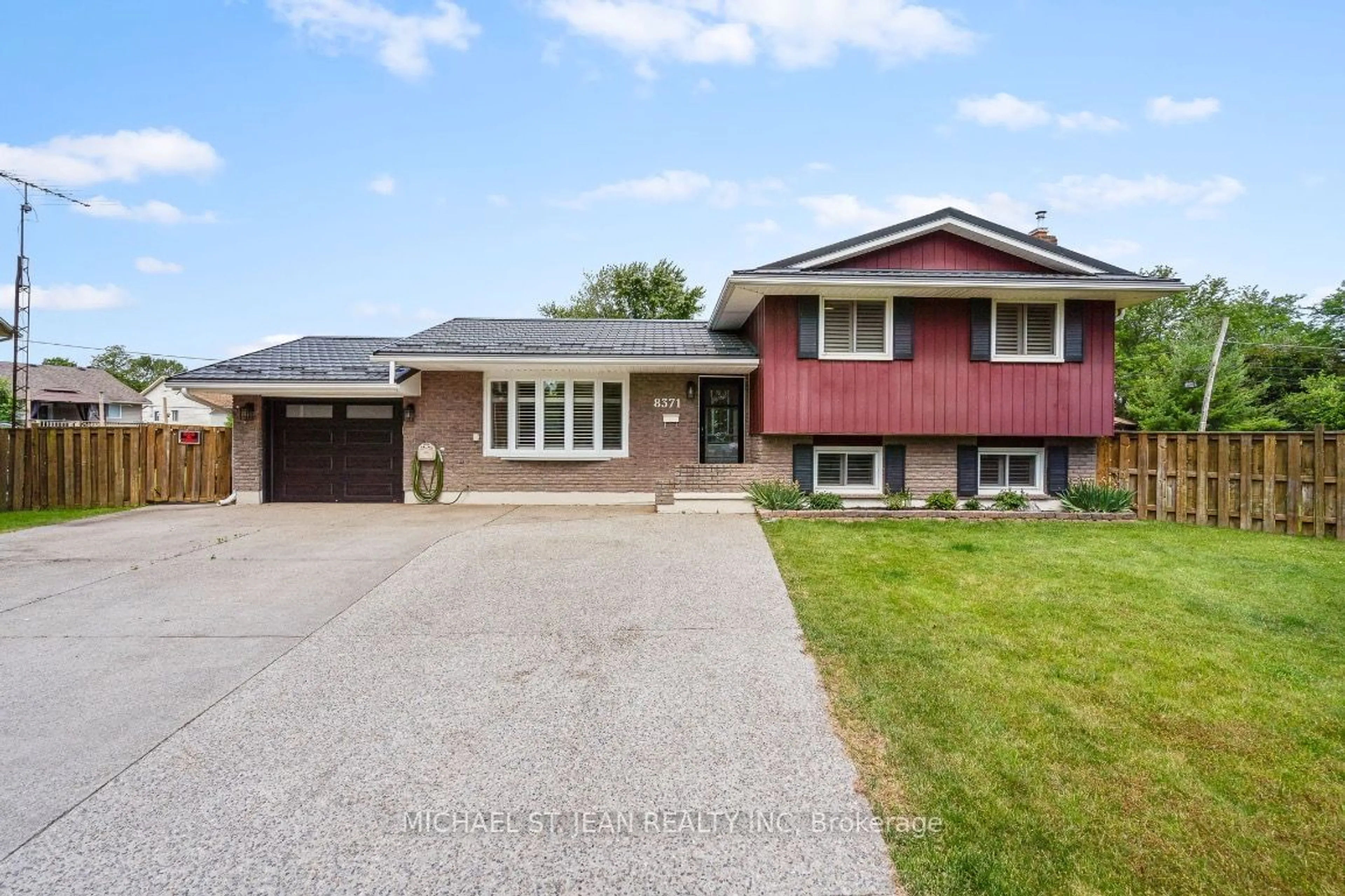 Frontside or backside of a home, the street view for 8371 Ares Crt, Niagara Falls Ontario L2G 6P2