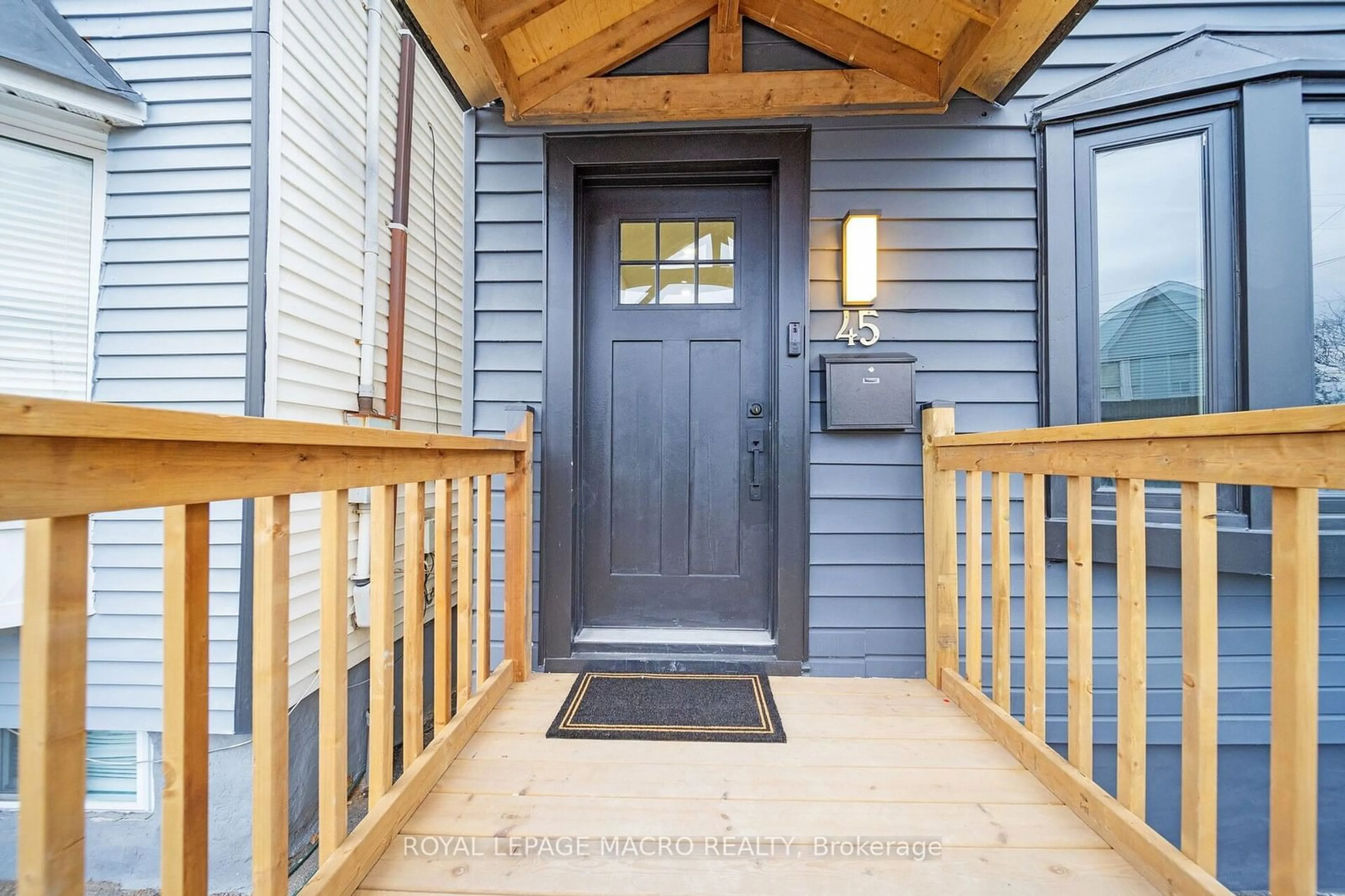 Indoor entryway, wood floors for 45 Munroe St, Hamilton Ontario L8L 3V6