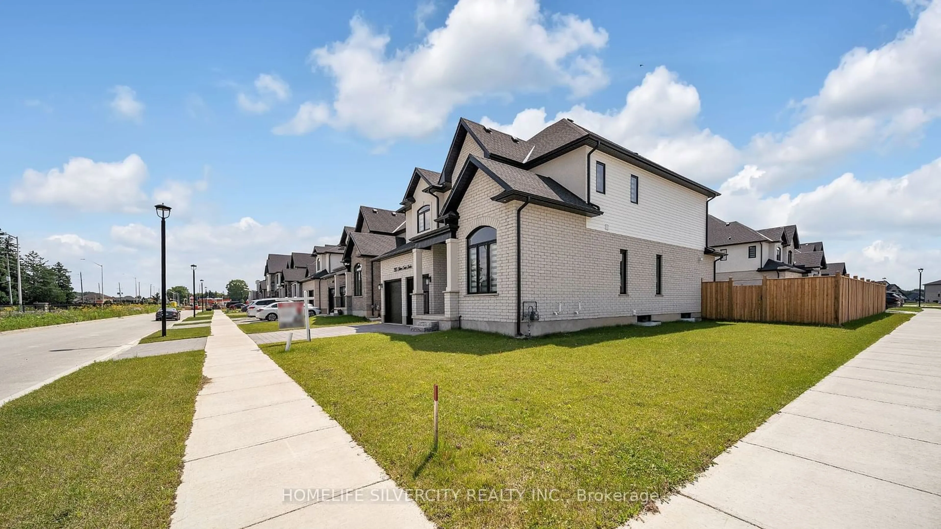 A pic from exterior of the house or condo, the street view for 7213 Silver Creek Circ, London Ontario N6P 0G9