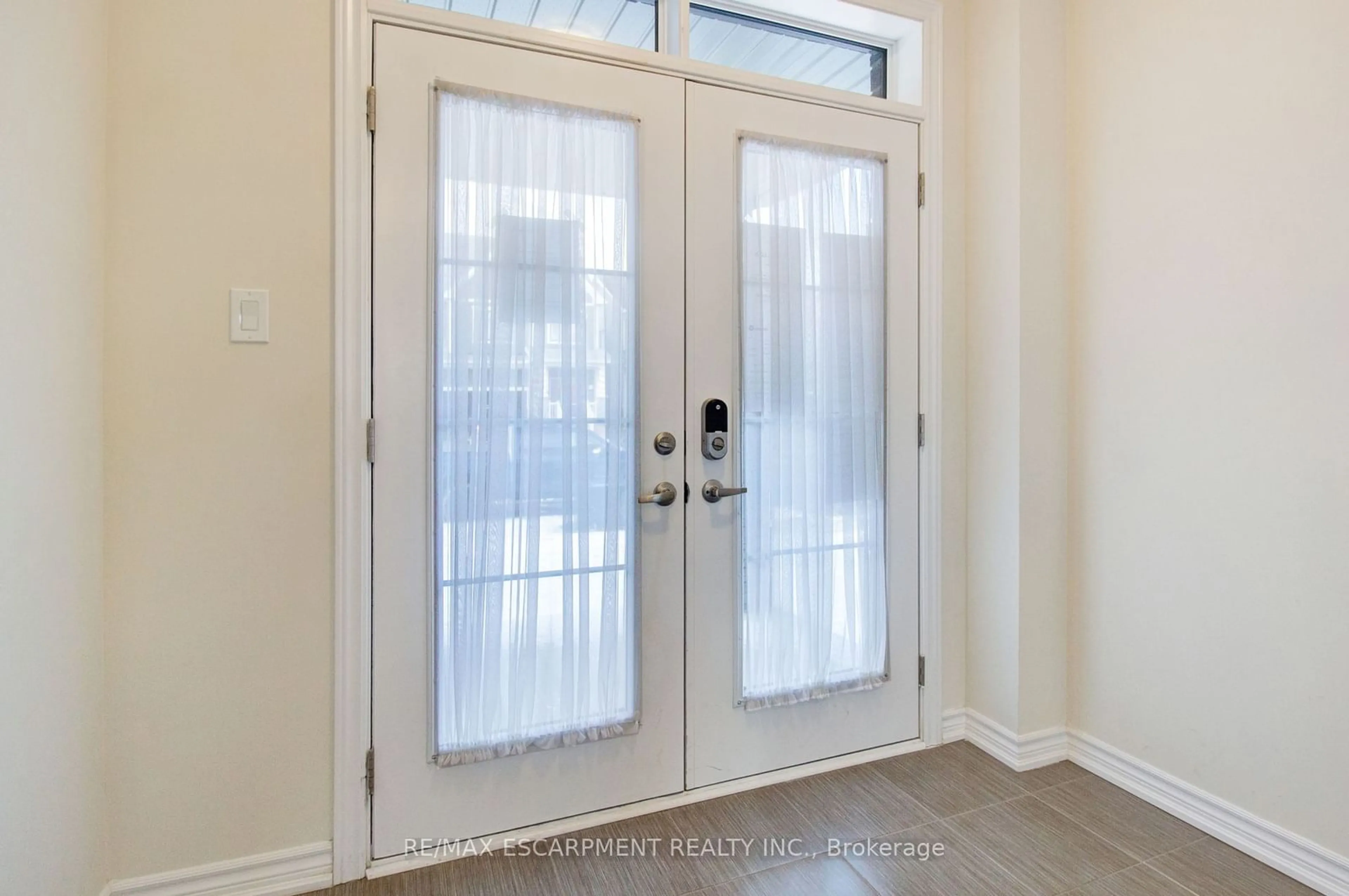 Indoor entryway, wood floors for 13 Cahill Dr, Brantford Ontario N3T 0V5