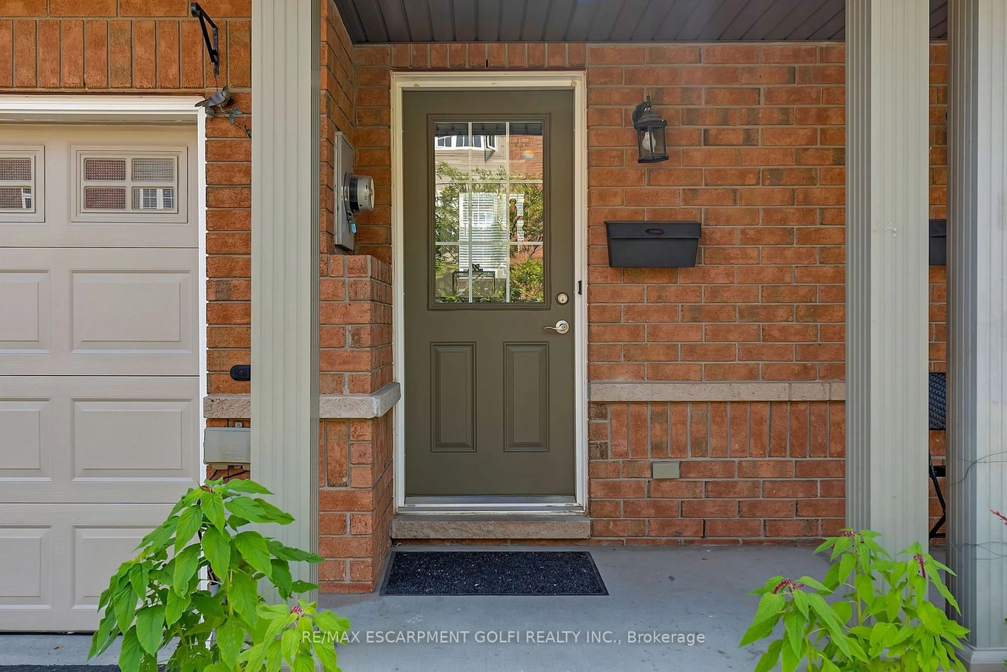 Indoor entryway, wood floors for 151 Green Rd #12, Hamilton Ontario L8G 3X2