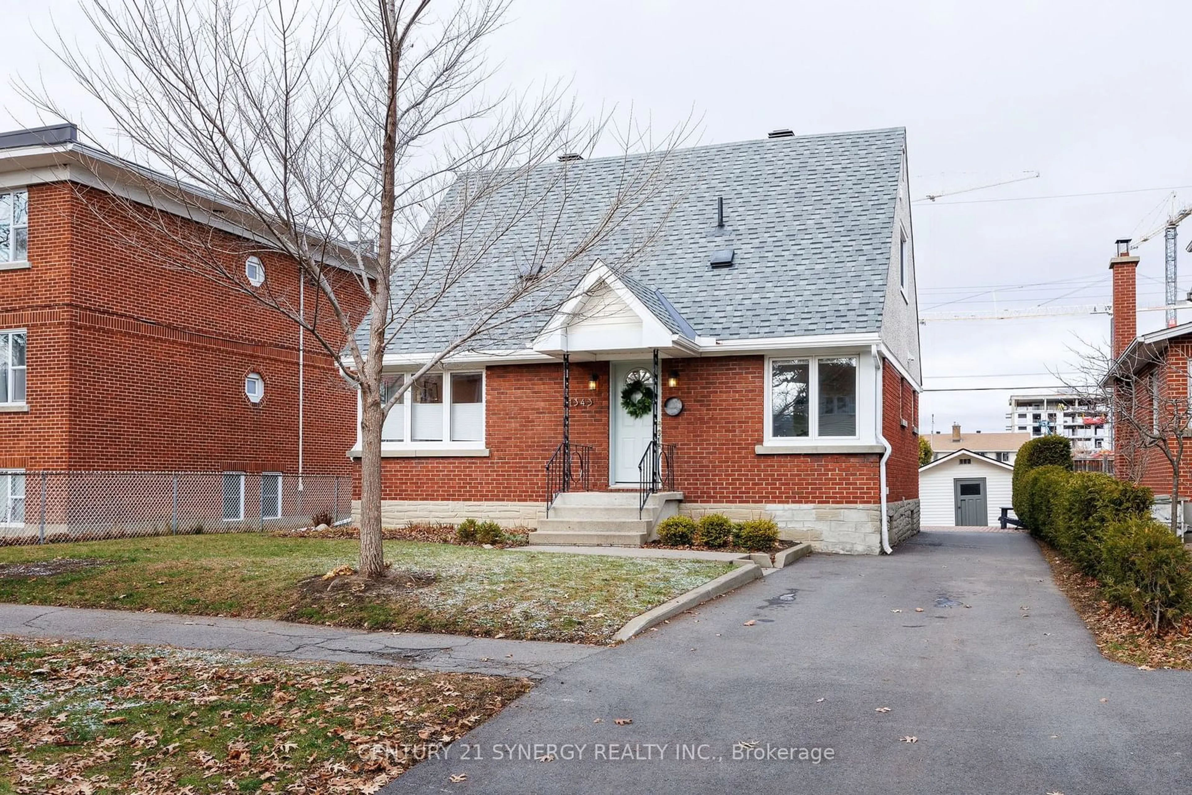 A pic from exterior of the house or condo, the street view for 1343 Leaside Ave, Carlington - Central Park Ontario K1Z 7R2