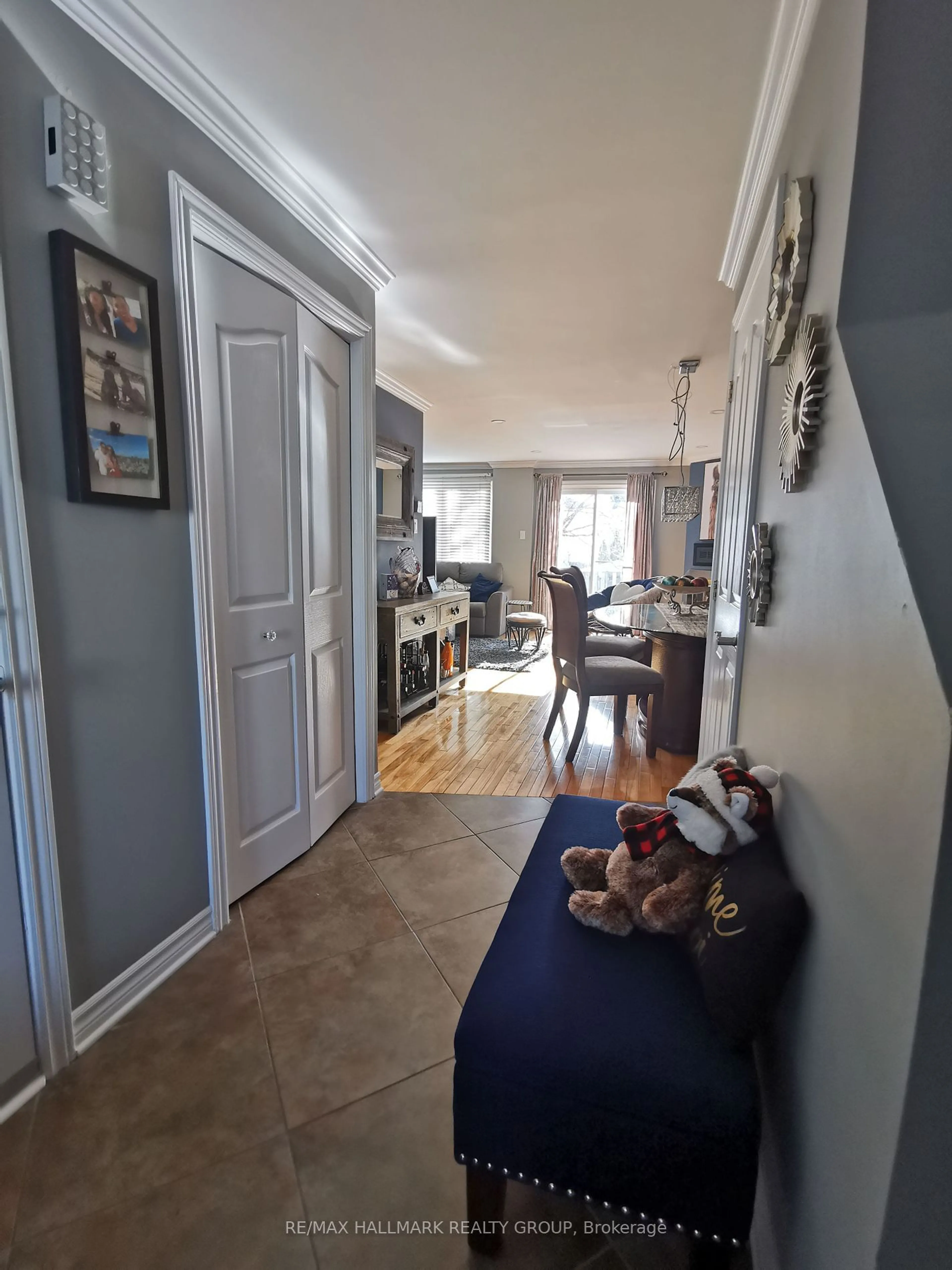 Indoor entryway, wood floors for 1638 St Georges St, Orleans - Cumberland and Area Ontario K1E 2P8