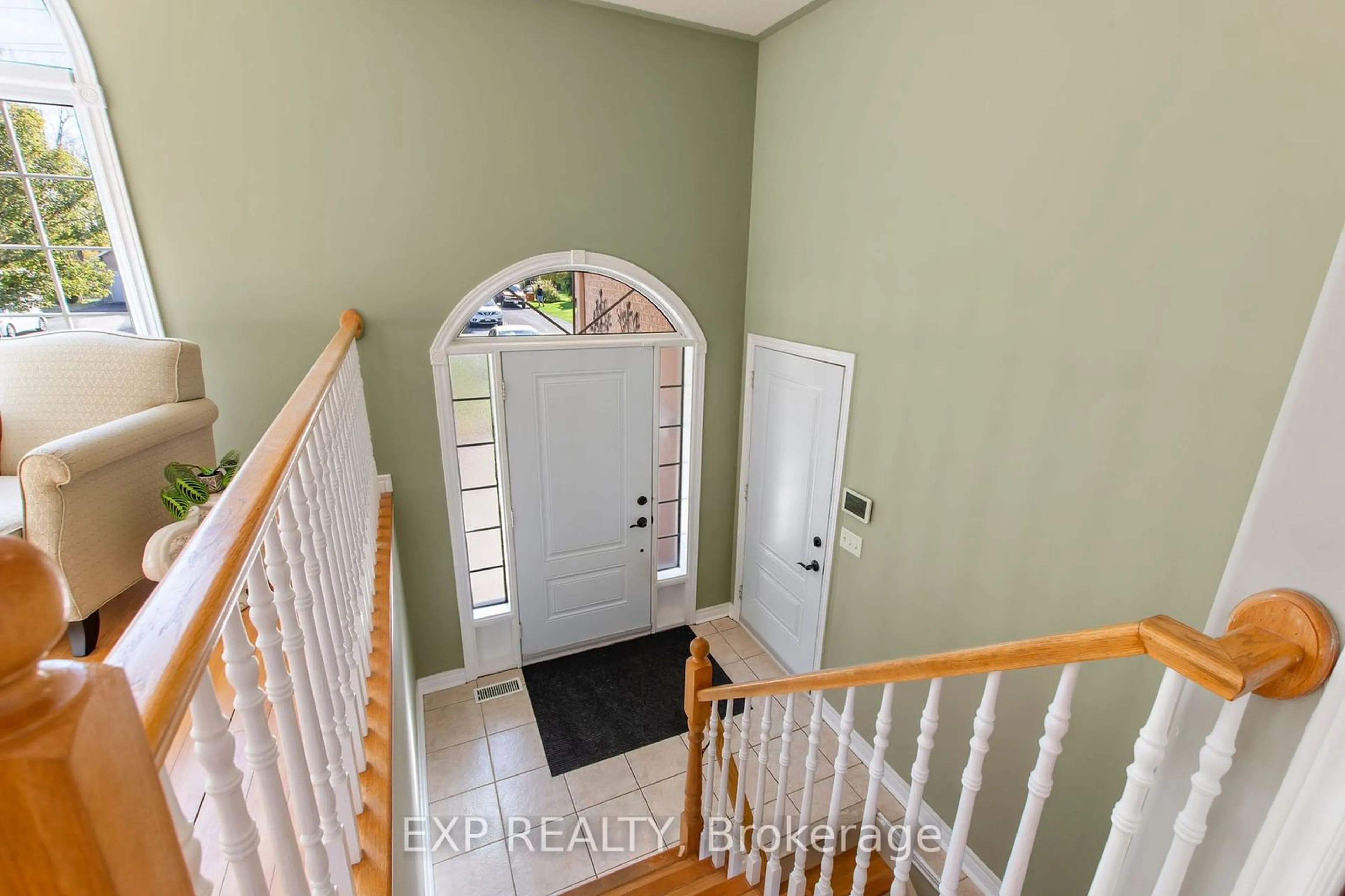 Indoor entryway, wood floors for 24 Quaker Rd, Welland Ontario L3C 7K7