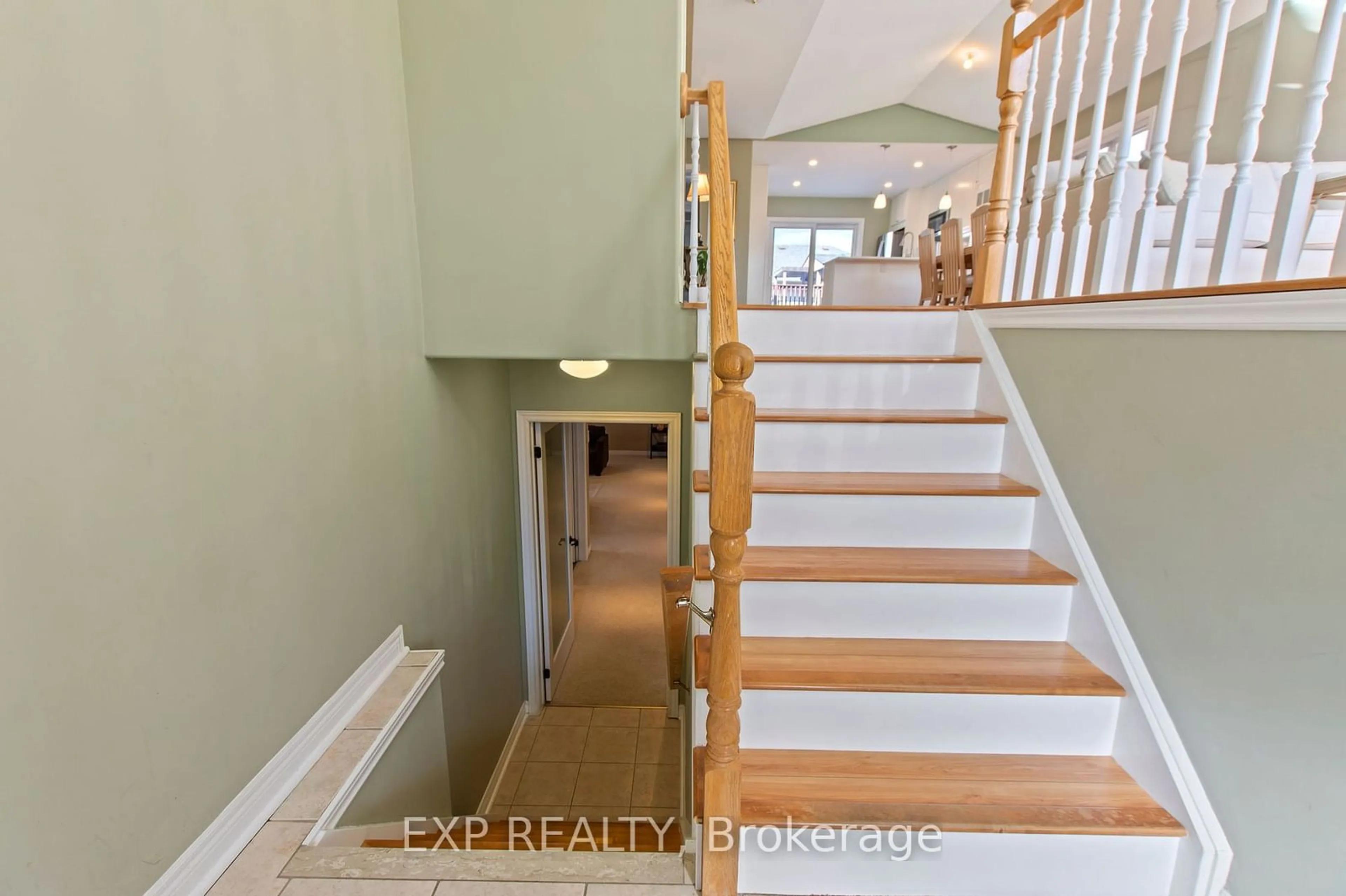 Indoor entryway, wood floors for 24 Quaker Rd, Welland Ontario L3C 7K7