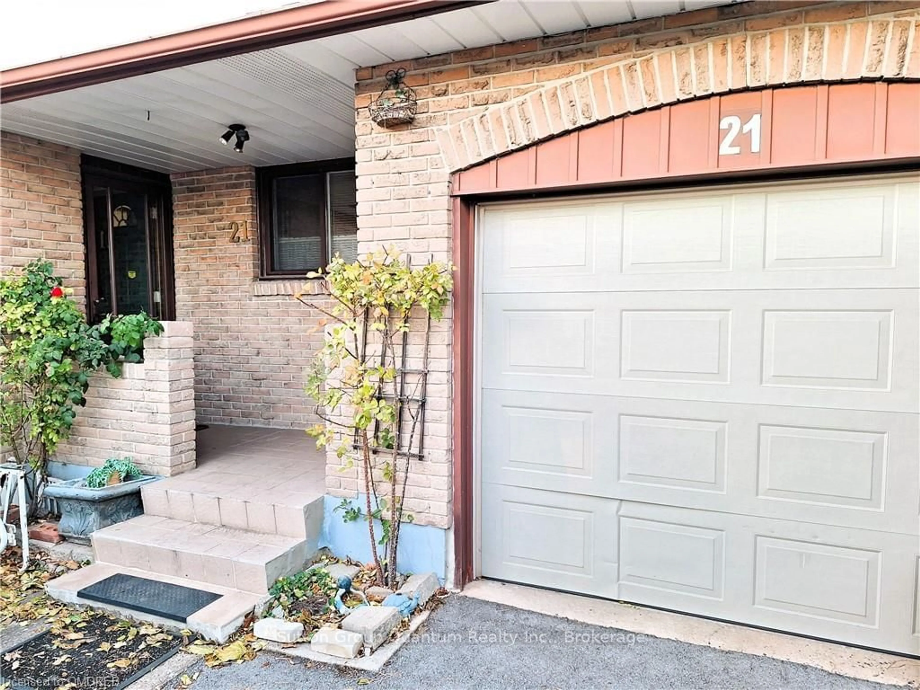 Indoor entryway, cement floor for 21 DRURY Cres, St. Catharines Ontario L2M 6B5