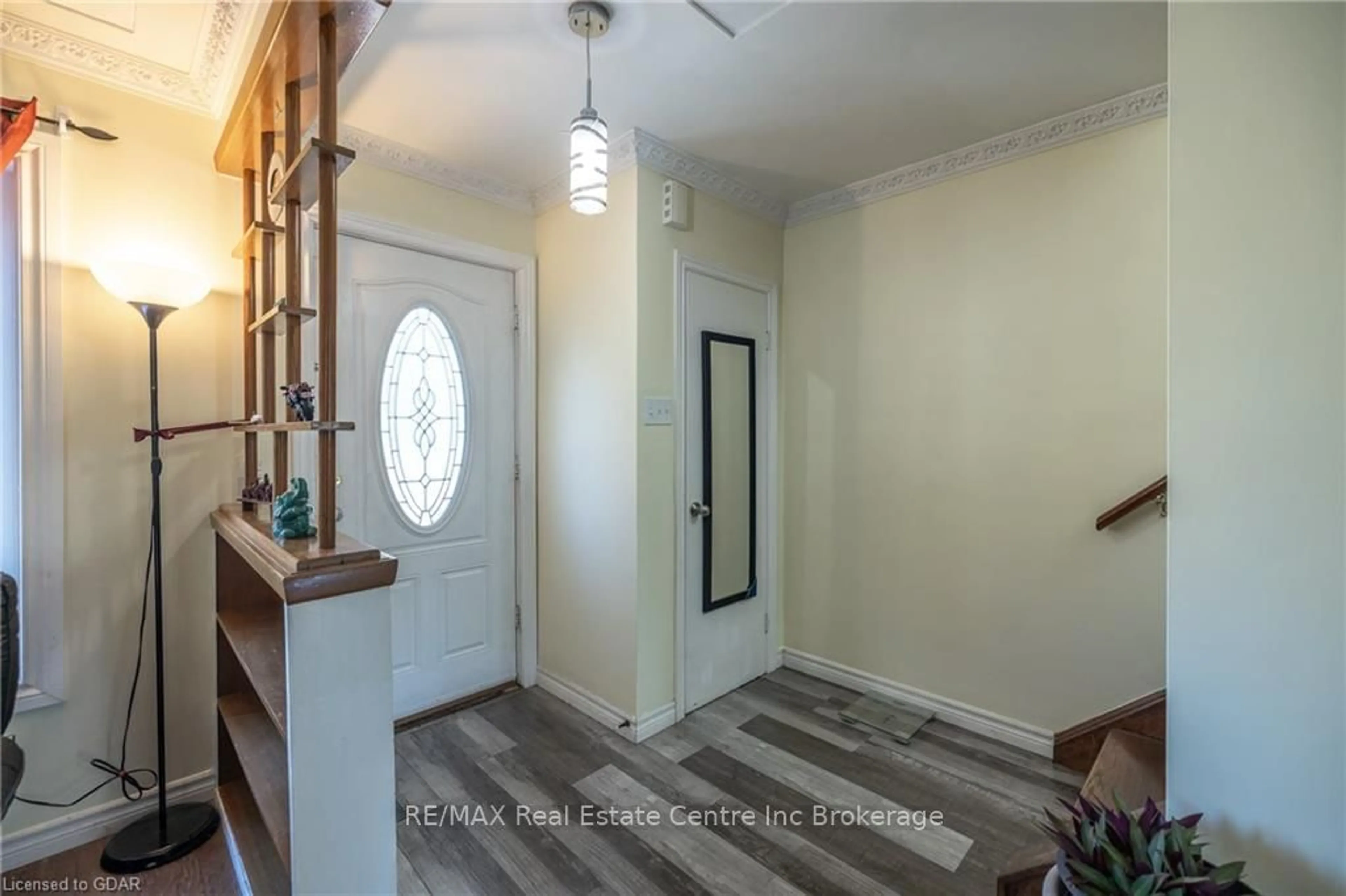 Indoor entryway, wood floors for 200 ALMA St, Guelph Ontario N1H 5X5