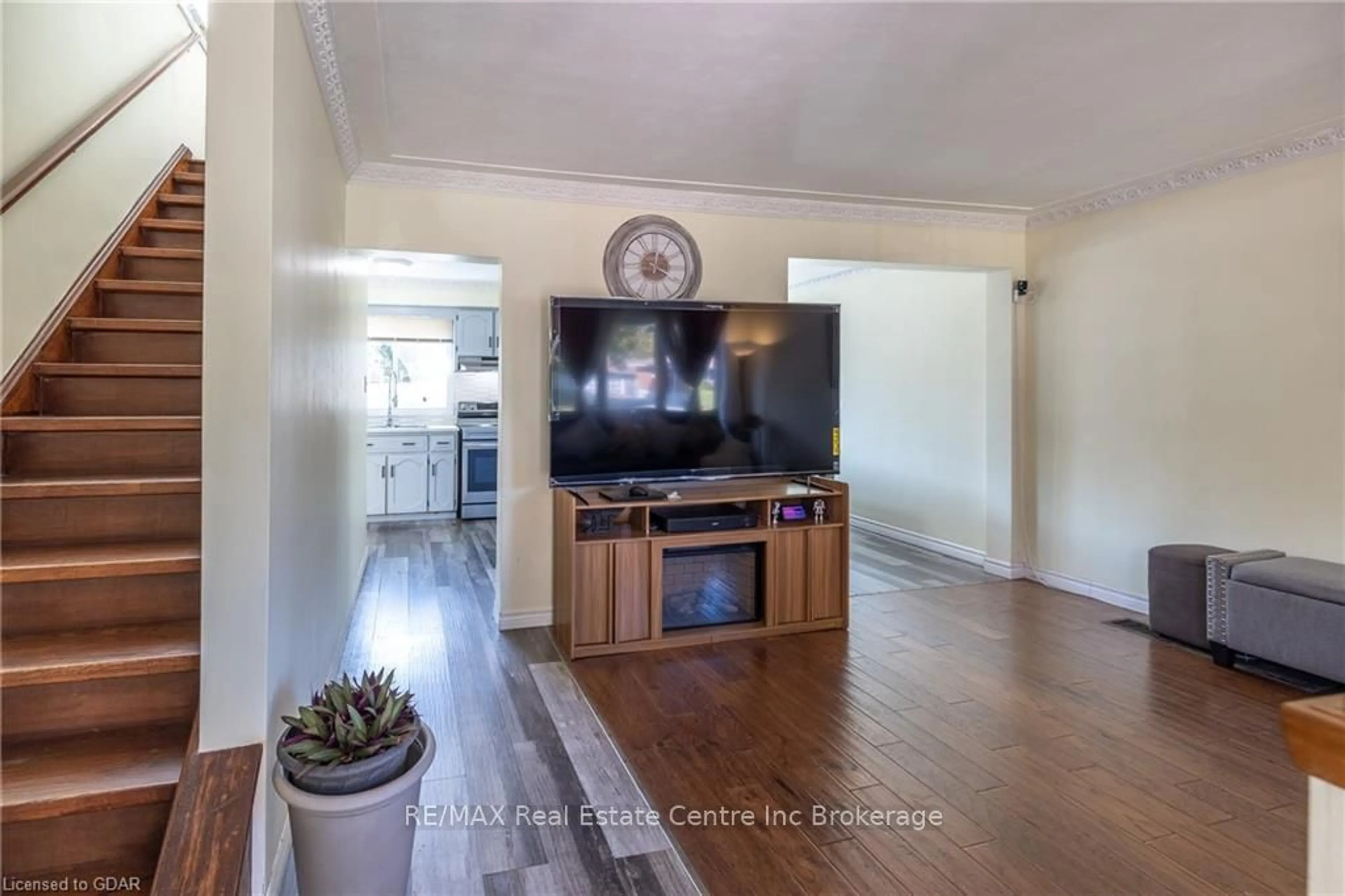 A pic of a room, wood floors for 200 ALMA St, Guelph Ontario N1H 5X5