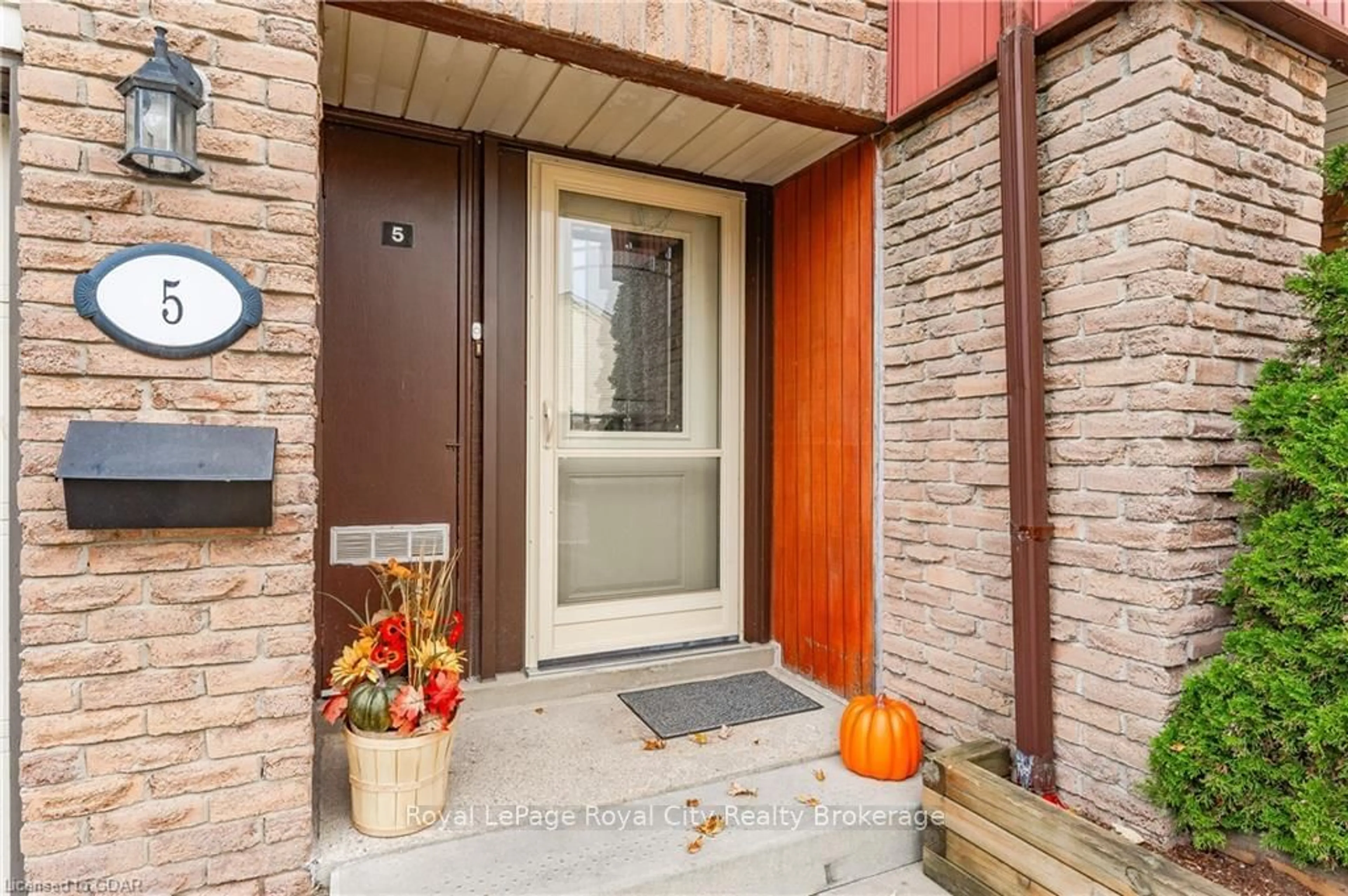 Indoor entryway, wood floors for 2 WORTON Ave #5, Guelph Ontario N1H 7C5