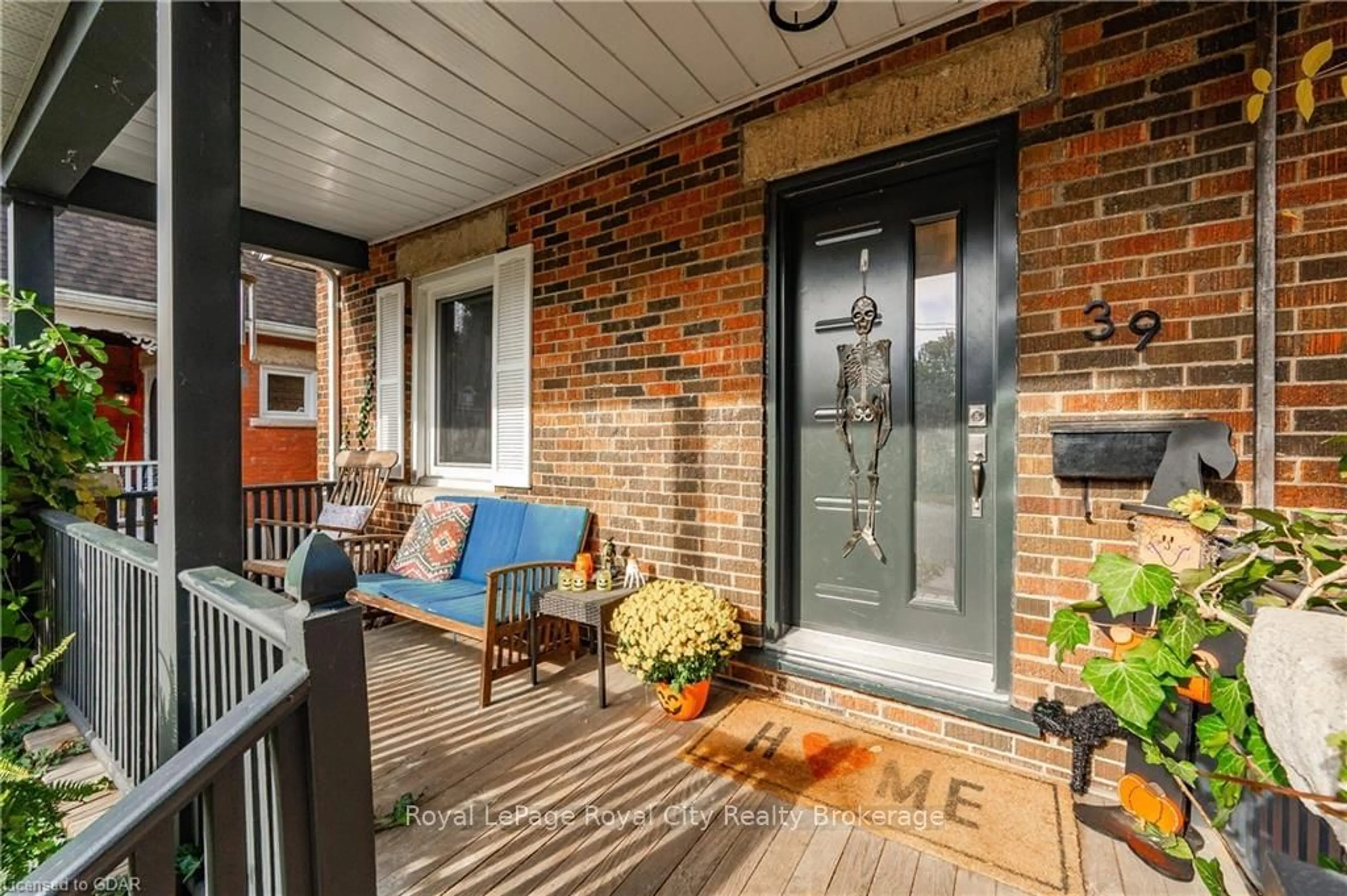 Indoor entryway, wood floors for 39 RAGLAN St, Guelph Ontario N1H 2S4