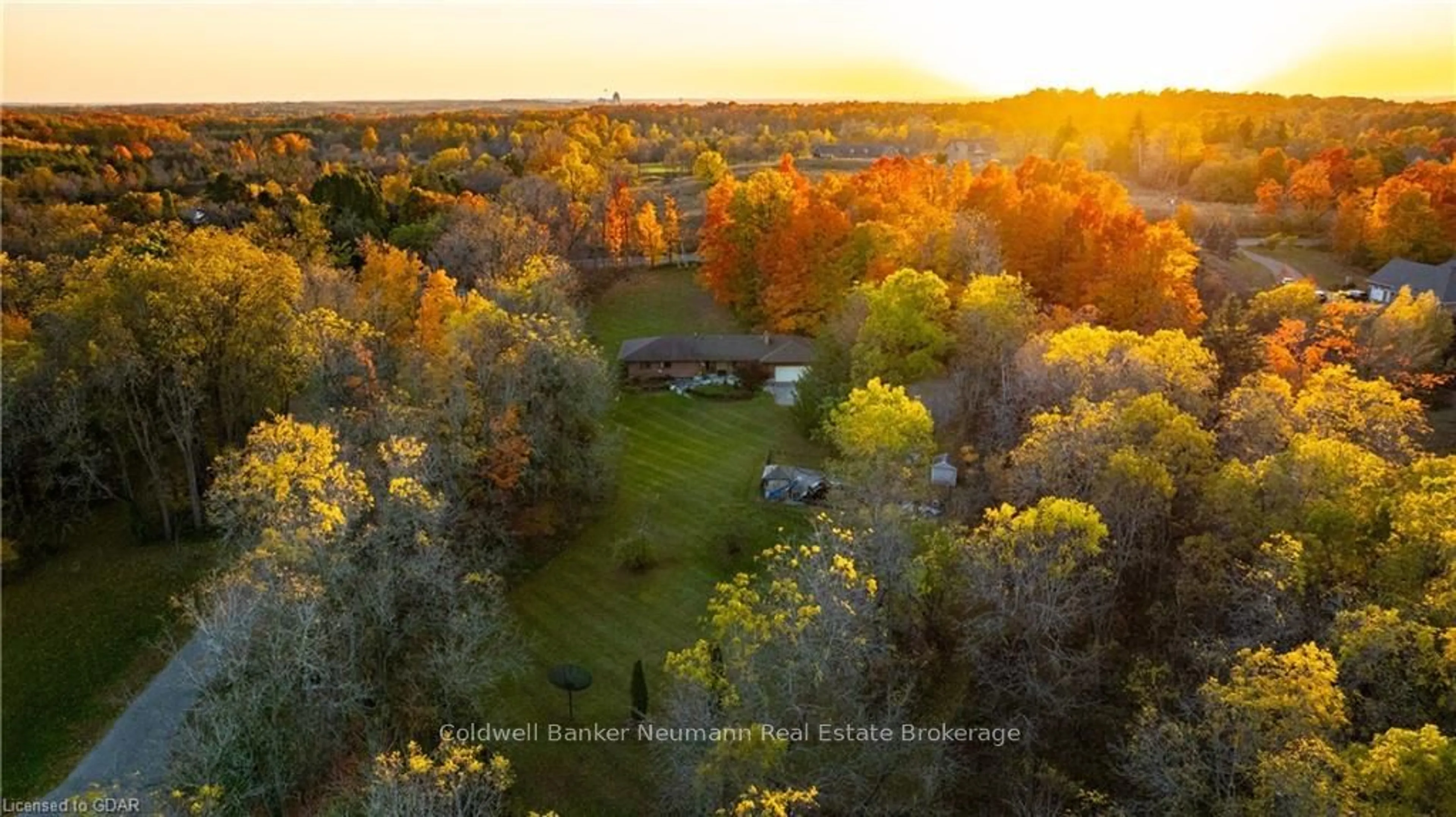 A pic from exterior of the house or condo, the fenced backyard for 4711 WATSON Rd, Puslinch Ontario N0B 2J0