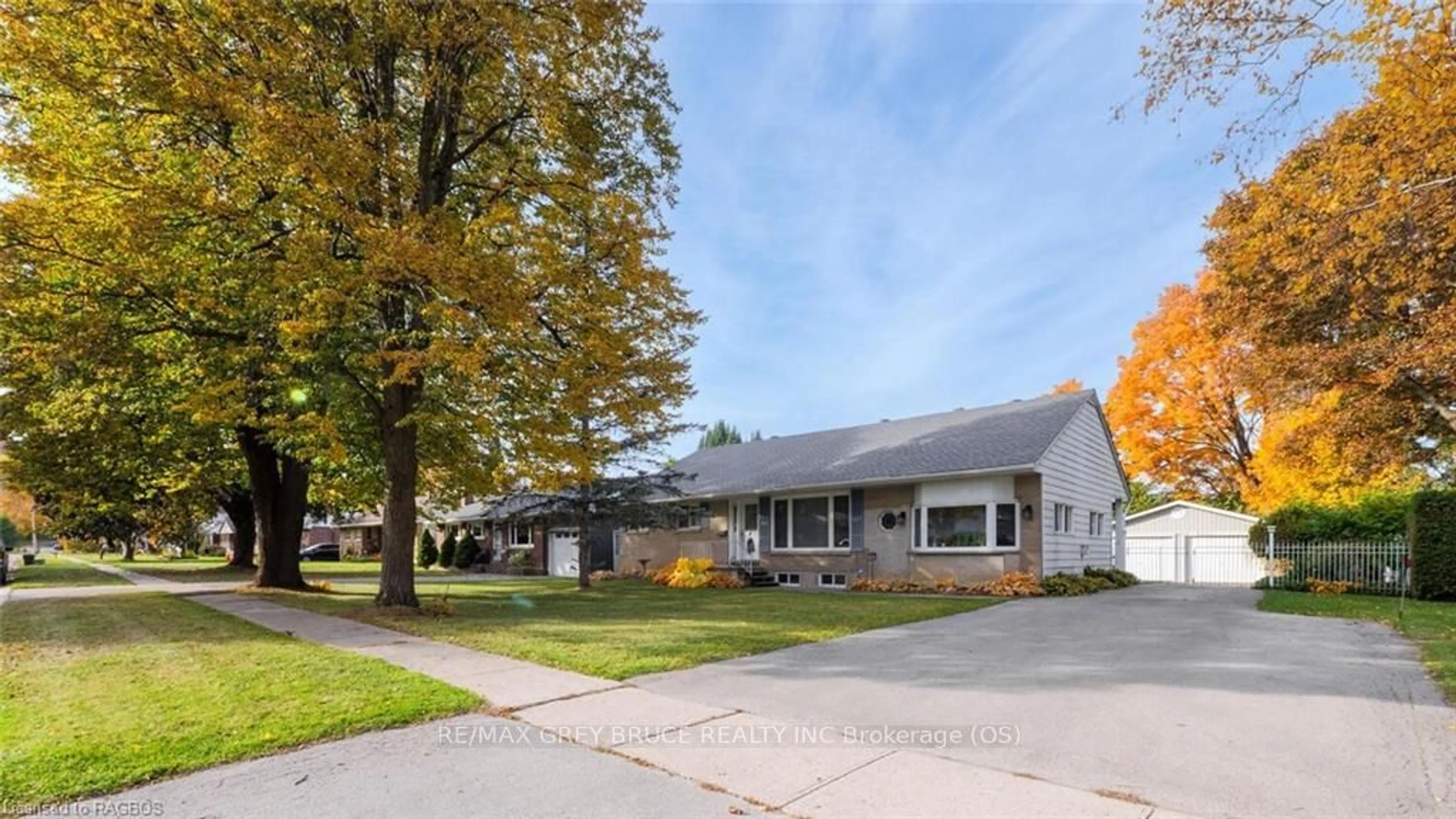 A pic from exterior of the house or condo, the front or back of building for 490 7TH St, Owen Sound Ontario N4K 3L6