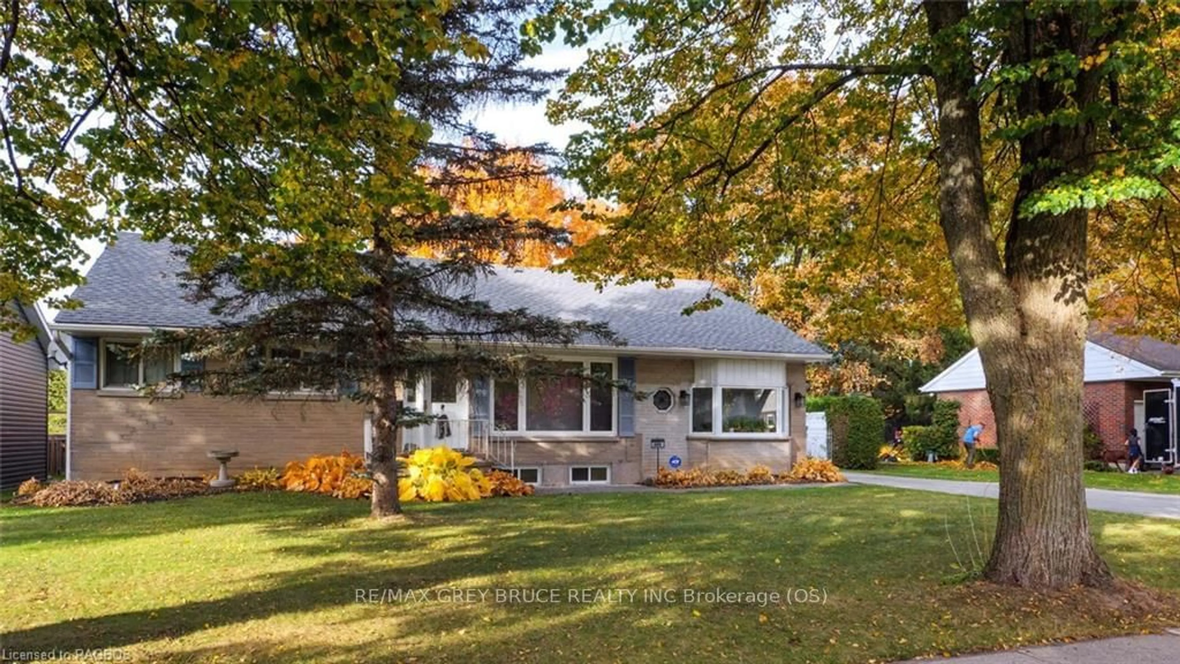 Frontside or backside of a home, cottage for 490 7TH St, Owen Sound Ontario N4K 3L6