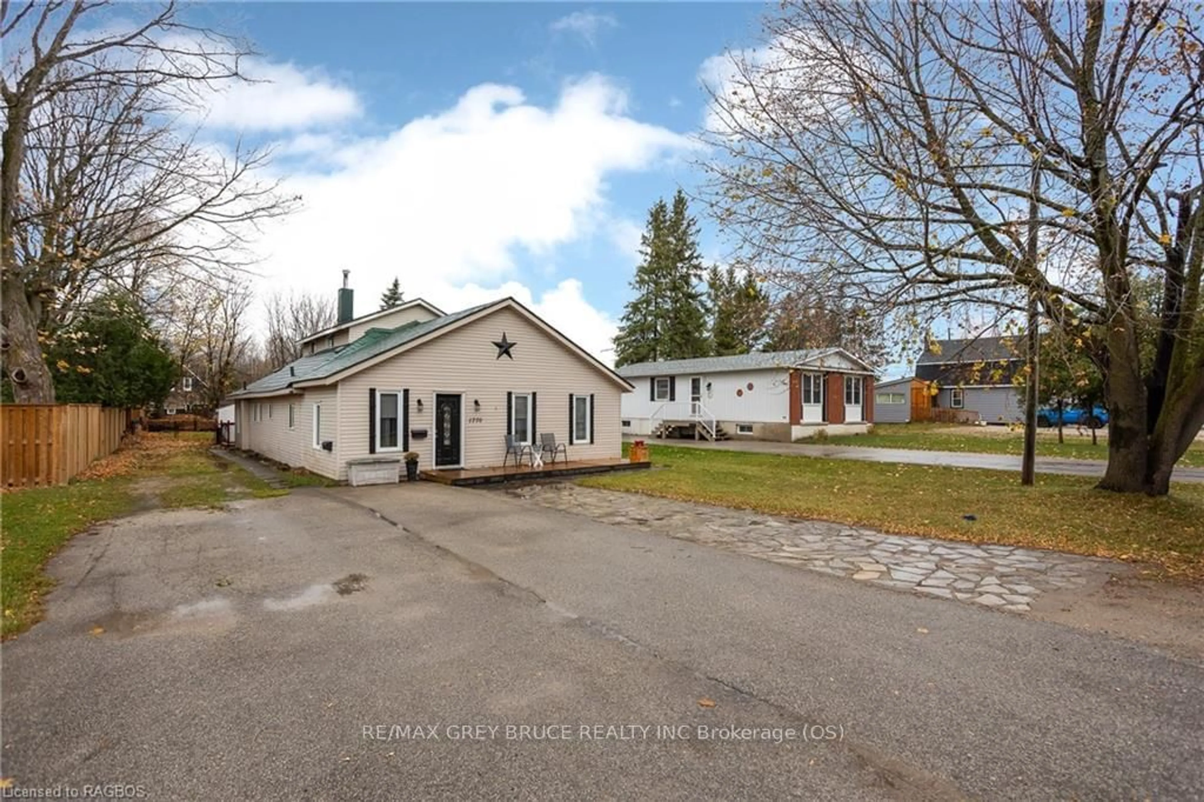 Frontside or backside of a home, the street view for 1770 9TH Ave, Owen Sound Ontario N4K 3G6