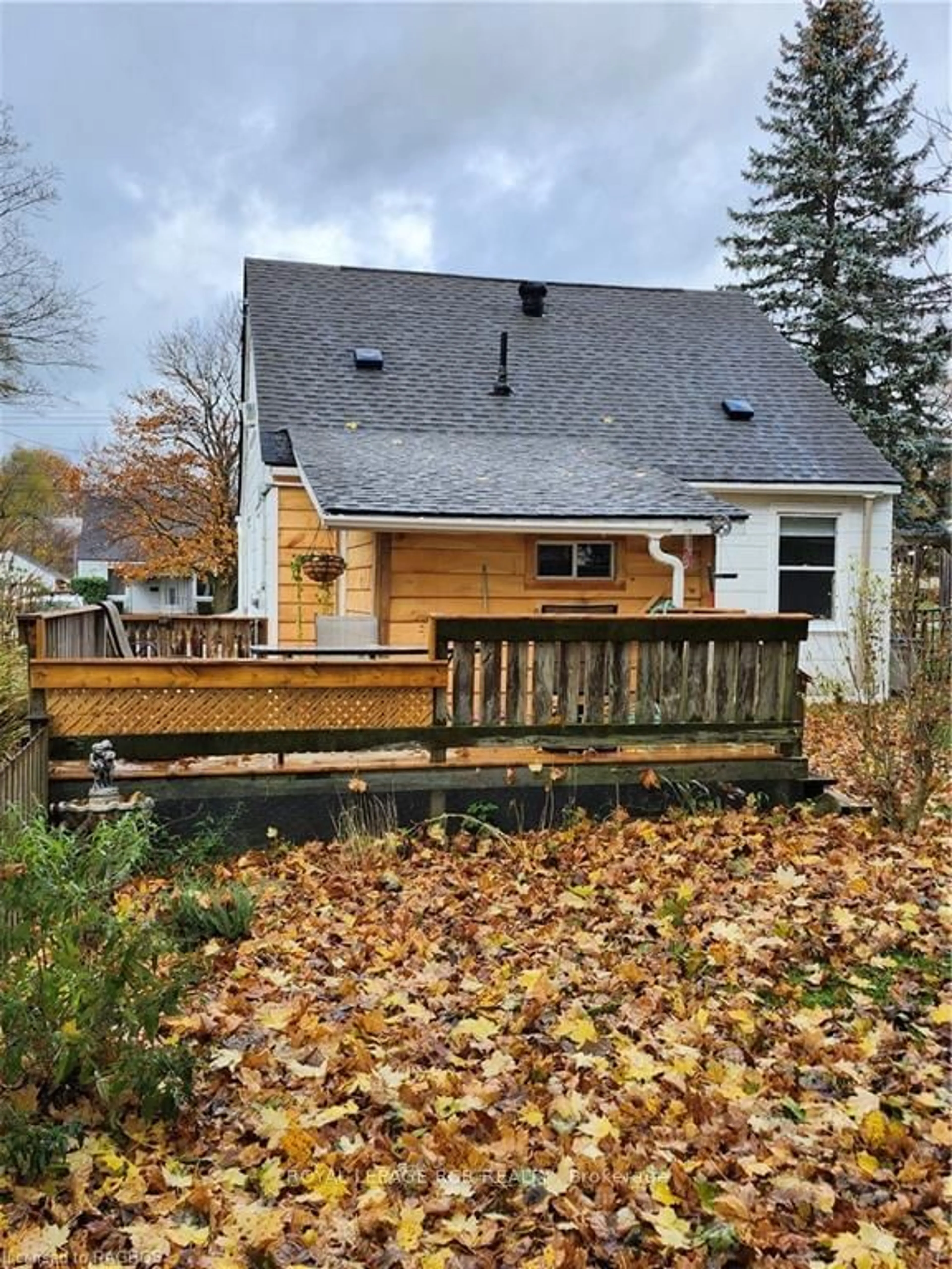 Frontside or backside of a home, cottage for 765 7TH A, Owen Sound Ontario N4K 1J8