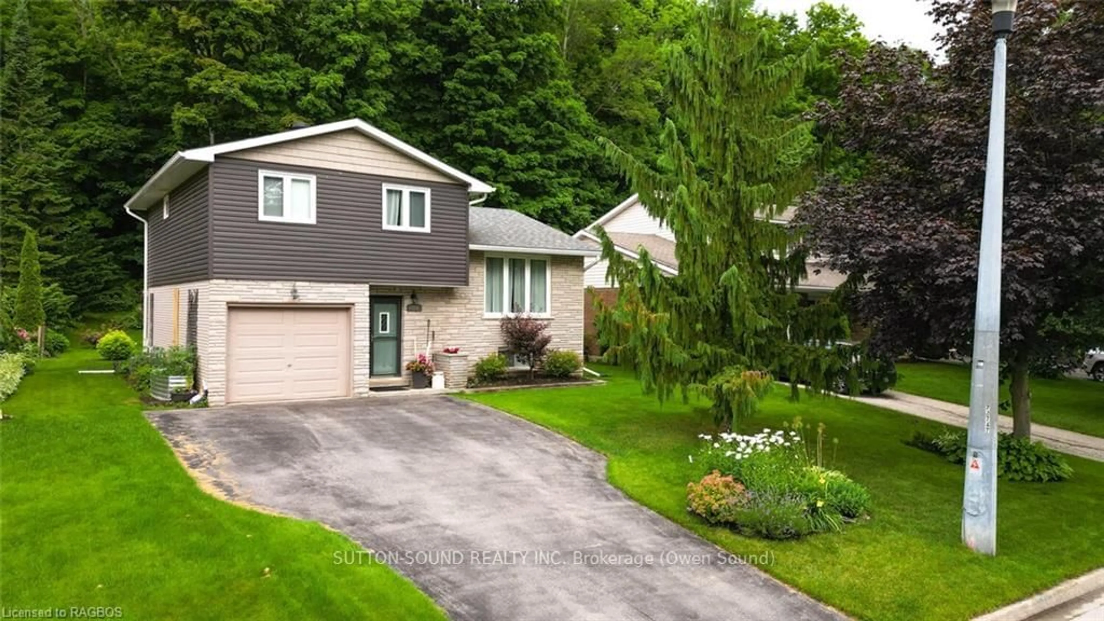 Frontside or backside of a home, cottage for 136 6TH Ave, Owen Sound Ontario N4K 6C8