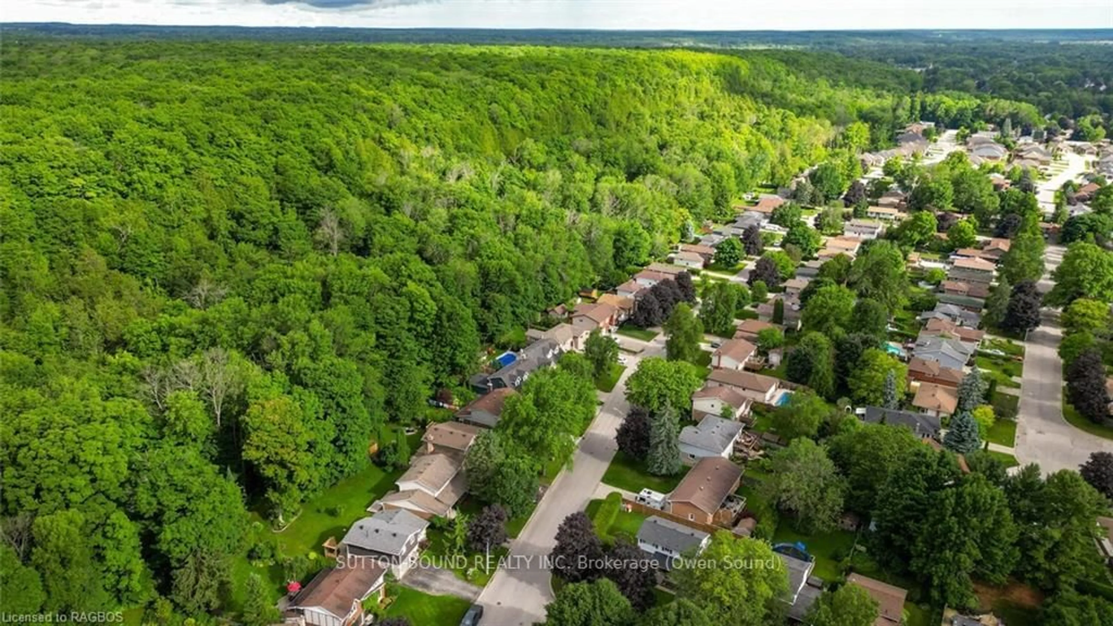 A pic from exterior of the house or condo, the street view for 136 6TH Ave, Owen Sound Ontario N4K 6C8