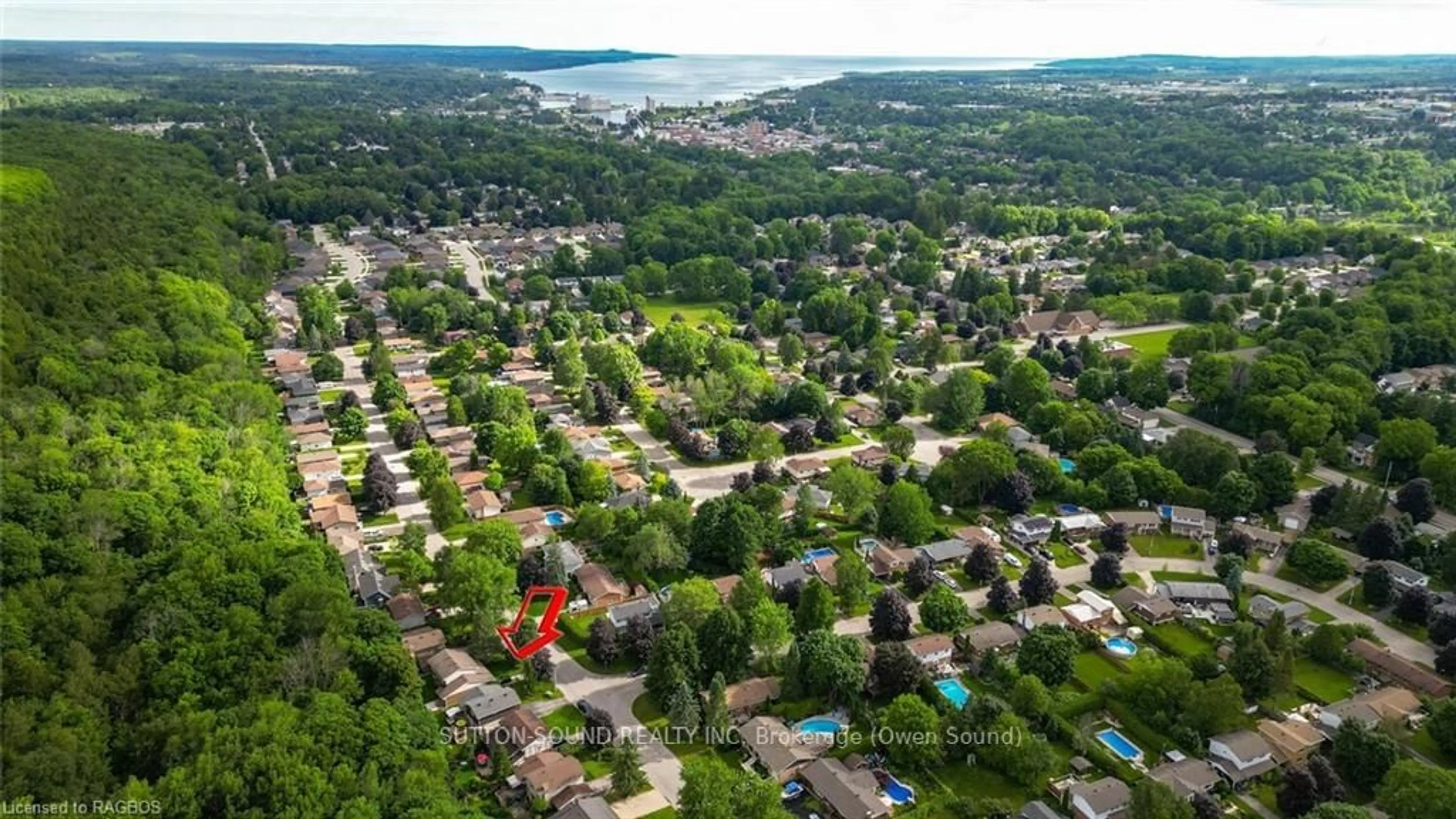 A pic from exterior of the house or condo, the street view for 136 6TH Ave, Owen Sound Ontario N4K 6C8