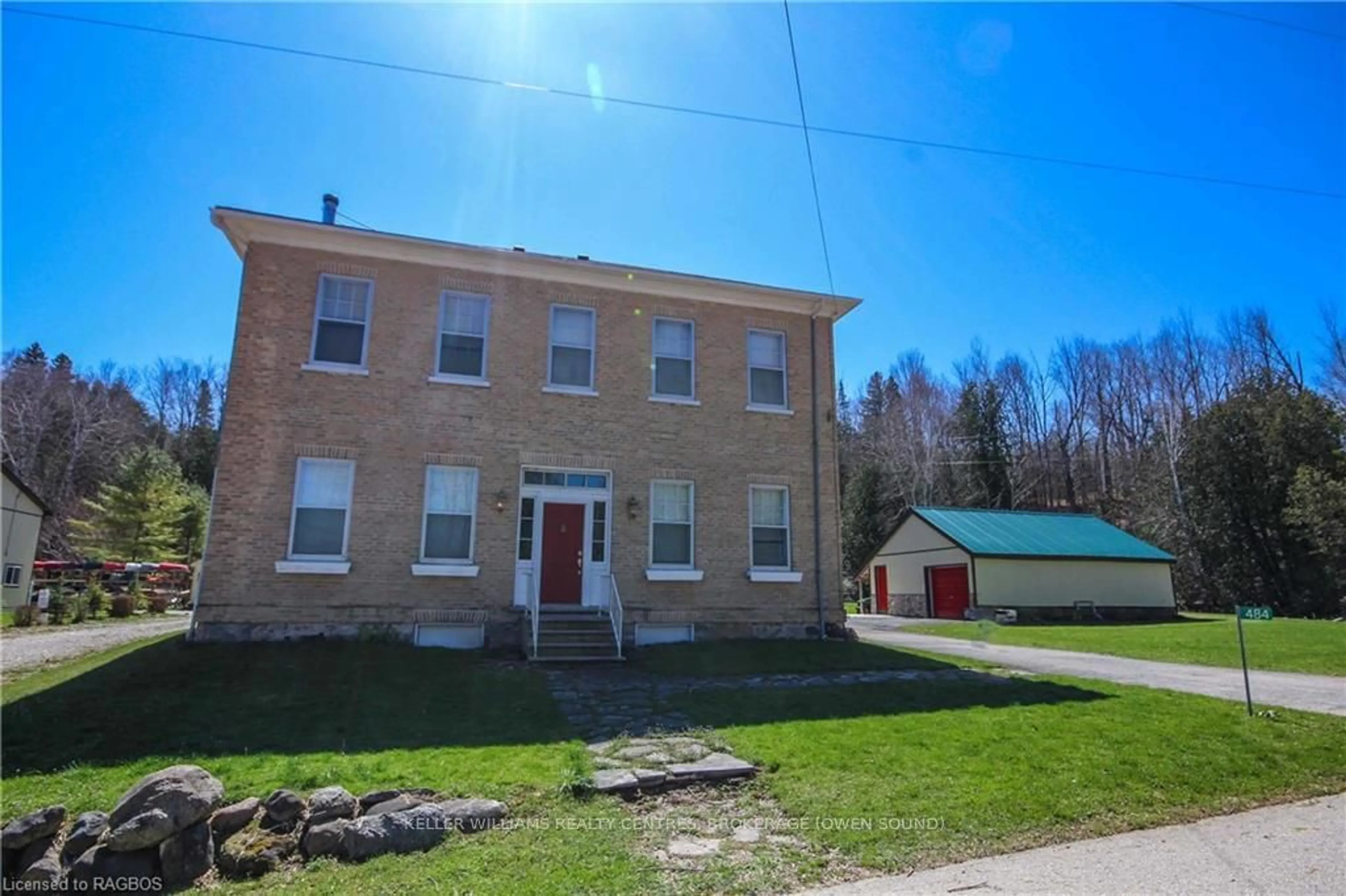 A pic from exterior of the house or condo, the front or back of building for 484 CARLISLE St, Saugeen Shores Ontario N0H 2L0