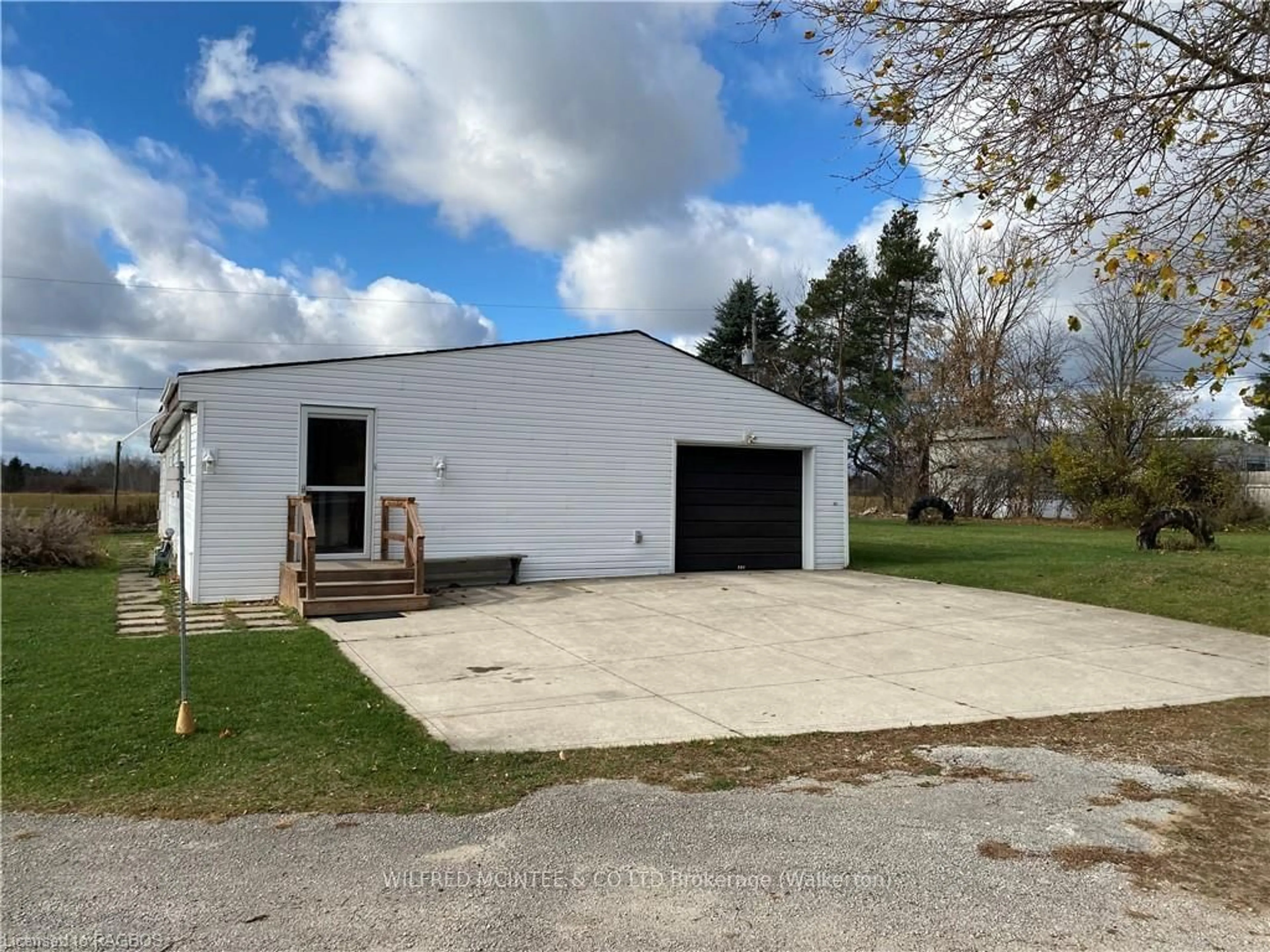 Indoor garage, cement floor for 23 BLUEJAY Crt, Brockton Ontario N0G 2V0