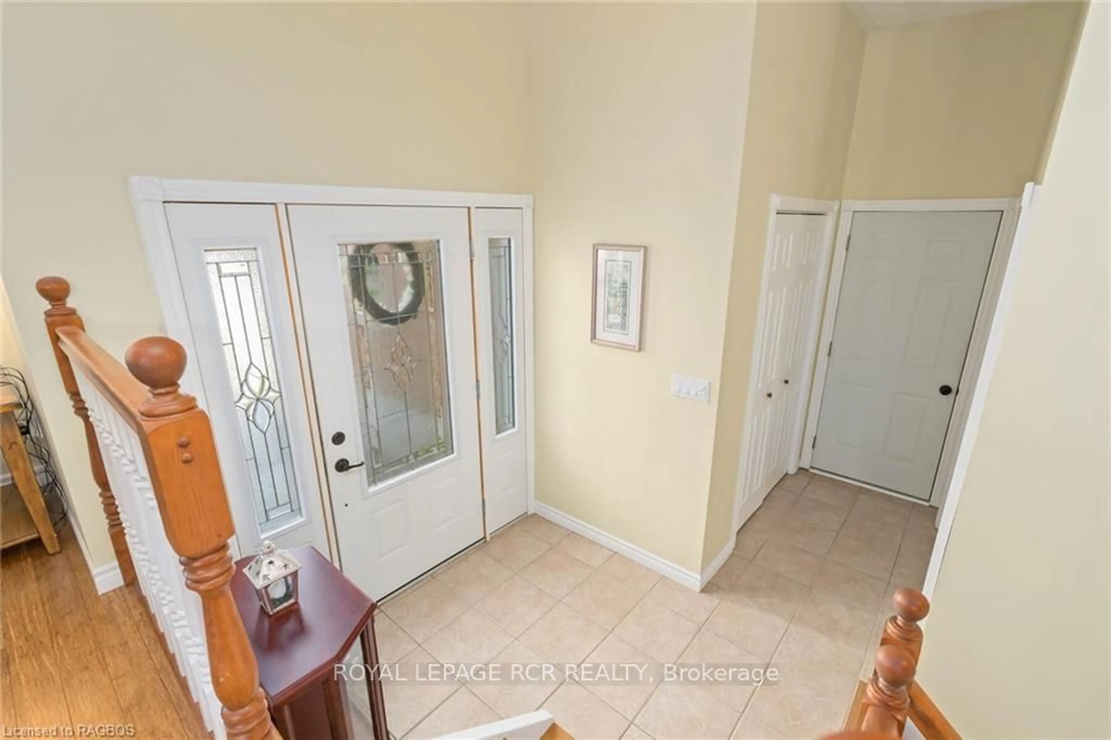 Indoor entryway, wood floors for 414 4TH St, Hanover Ontario N4N 3V1