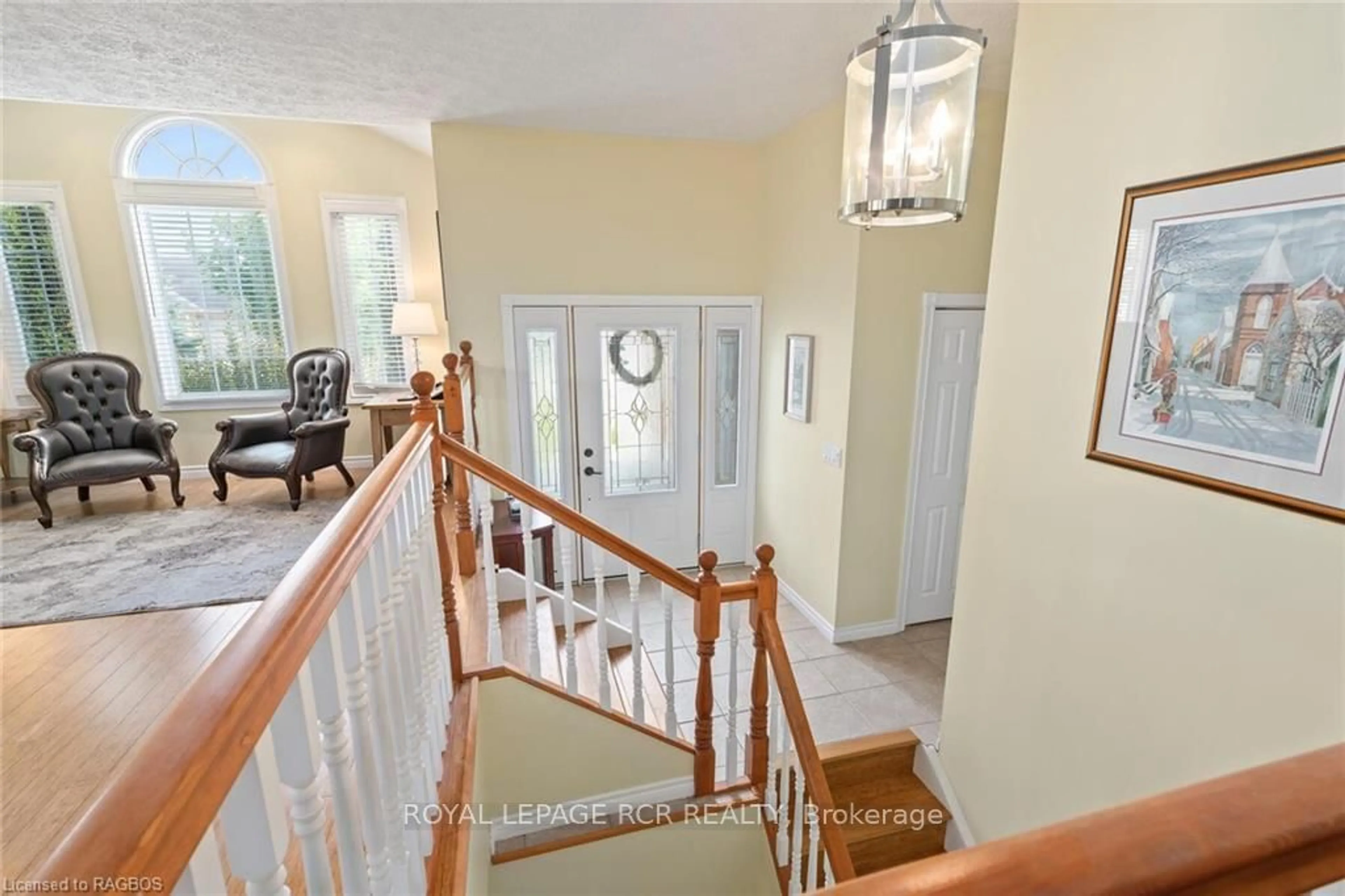 Indoor foyer, wood floors for 414 4TH St, Hanover Ontario N4N 3V1