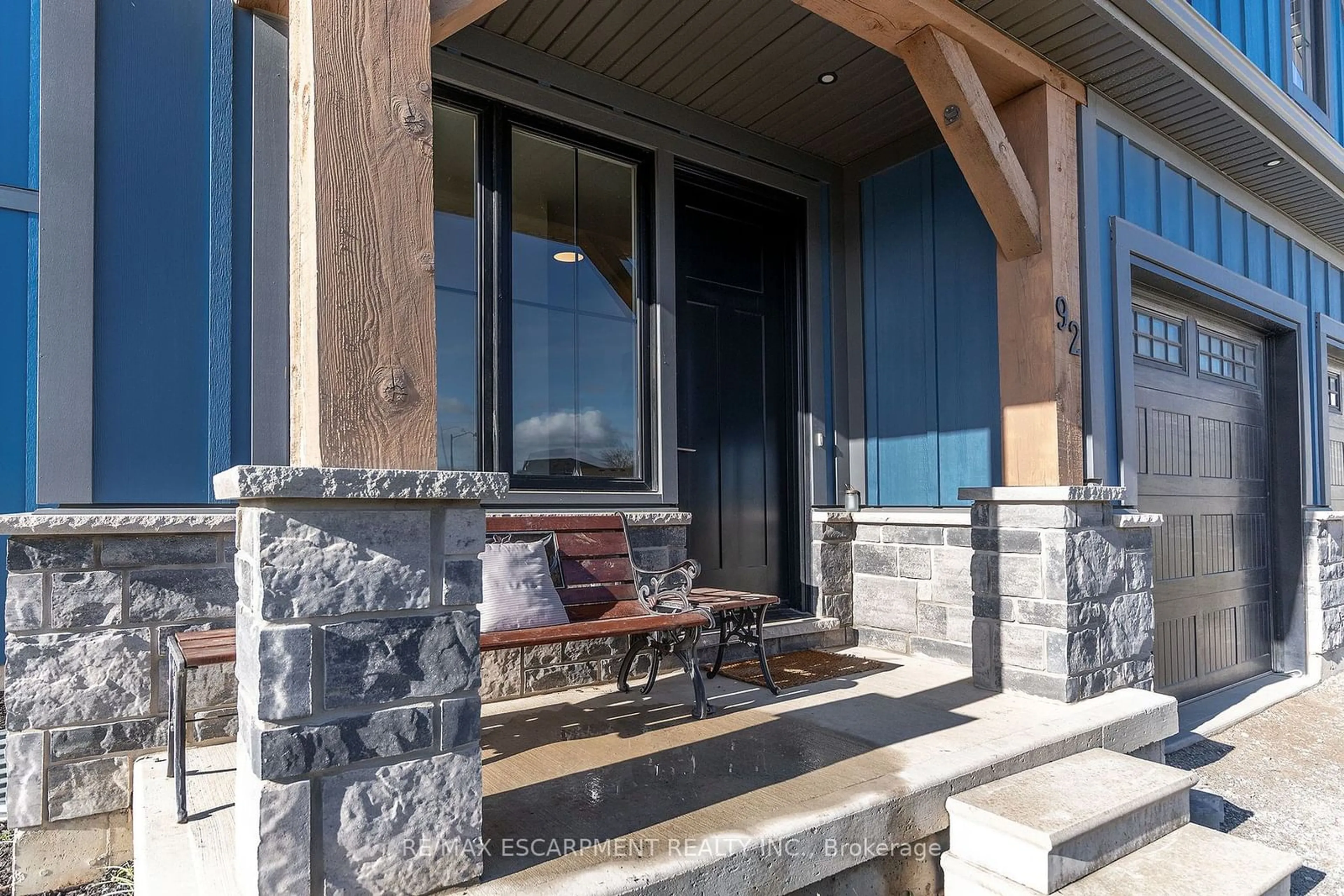 Indoor entryway, cement floor for 92 Ivy Cres, Thorold Ontario L2V 0J9