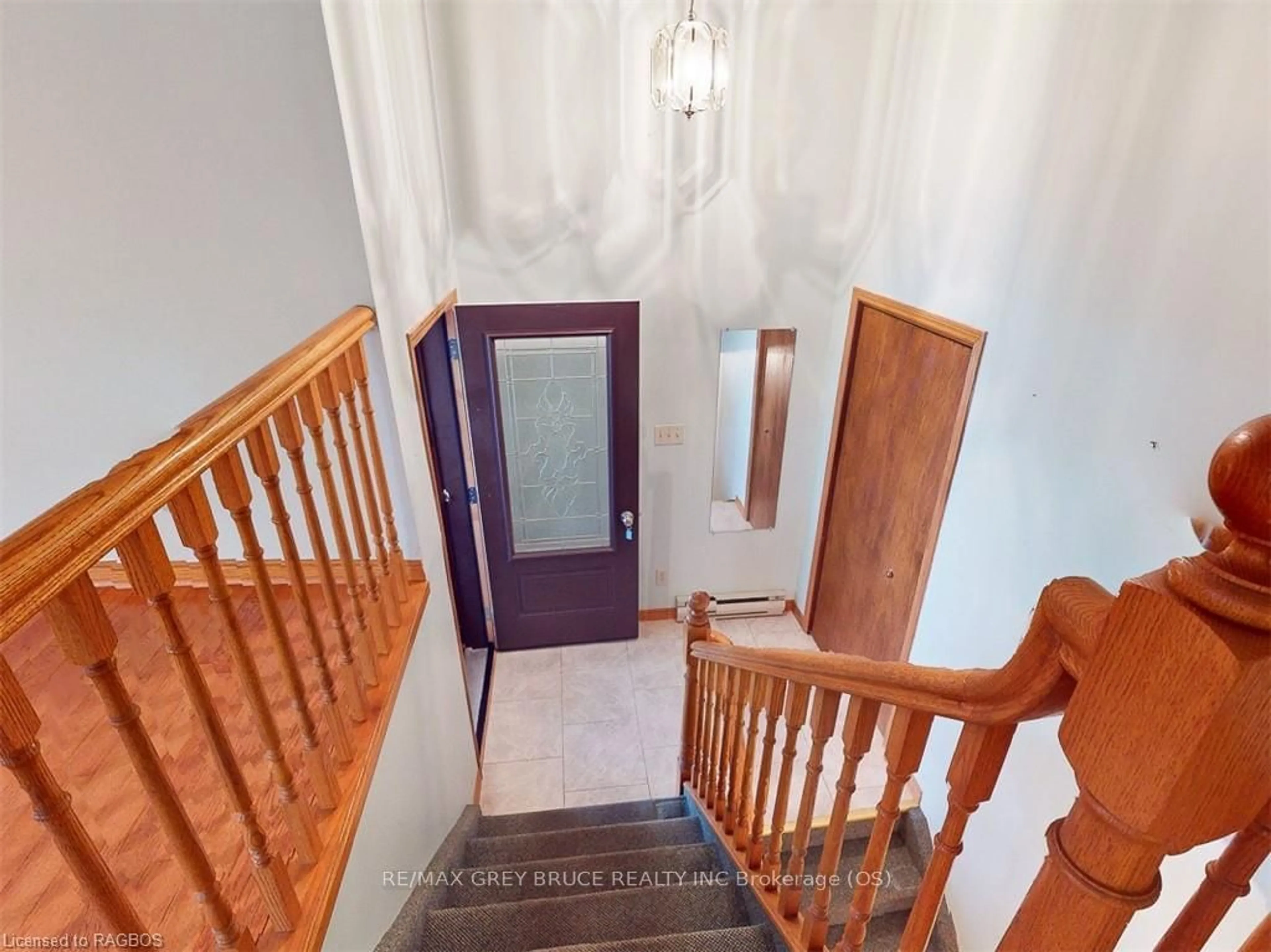 Indoor foyer, wood floors for 775 21ST A, Owen Sound Ontario N4K 6T2