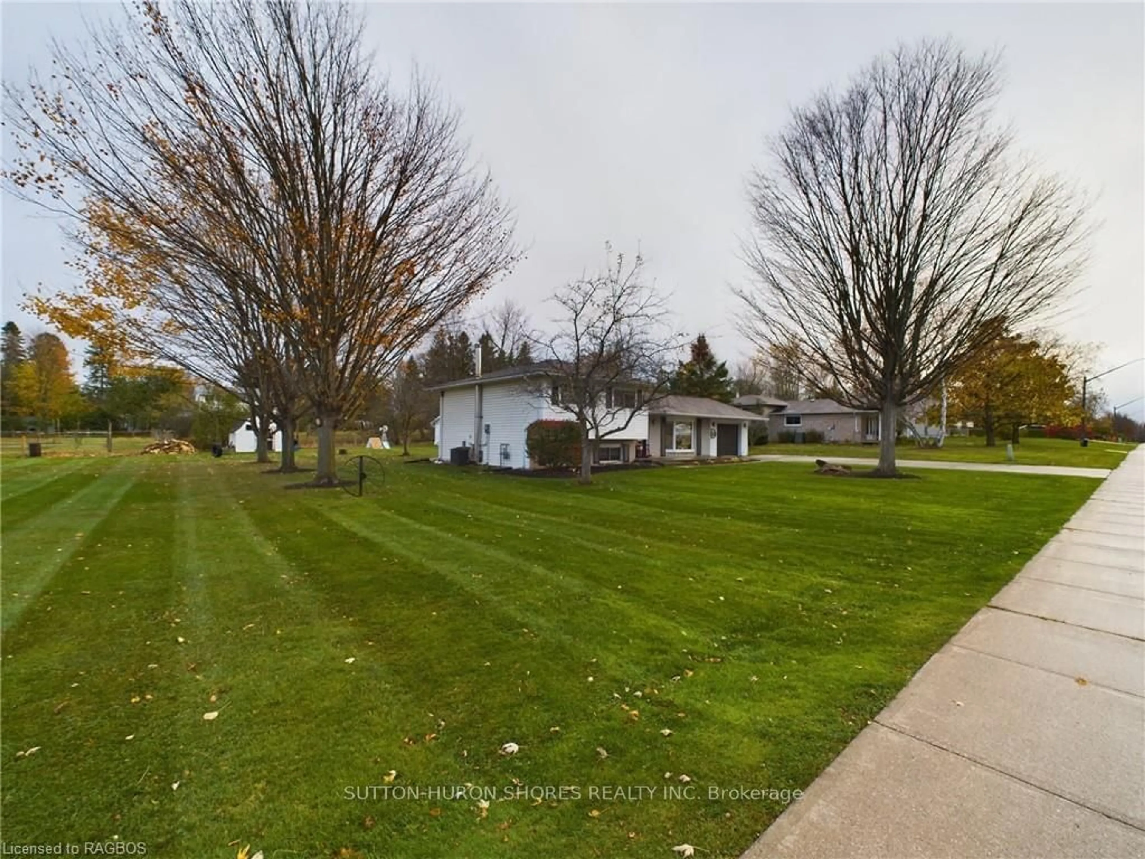 Frontside or backside of a home, the street view for 10 SMITH St, Kincardine Ontario N0G 2T0