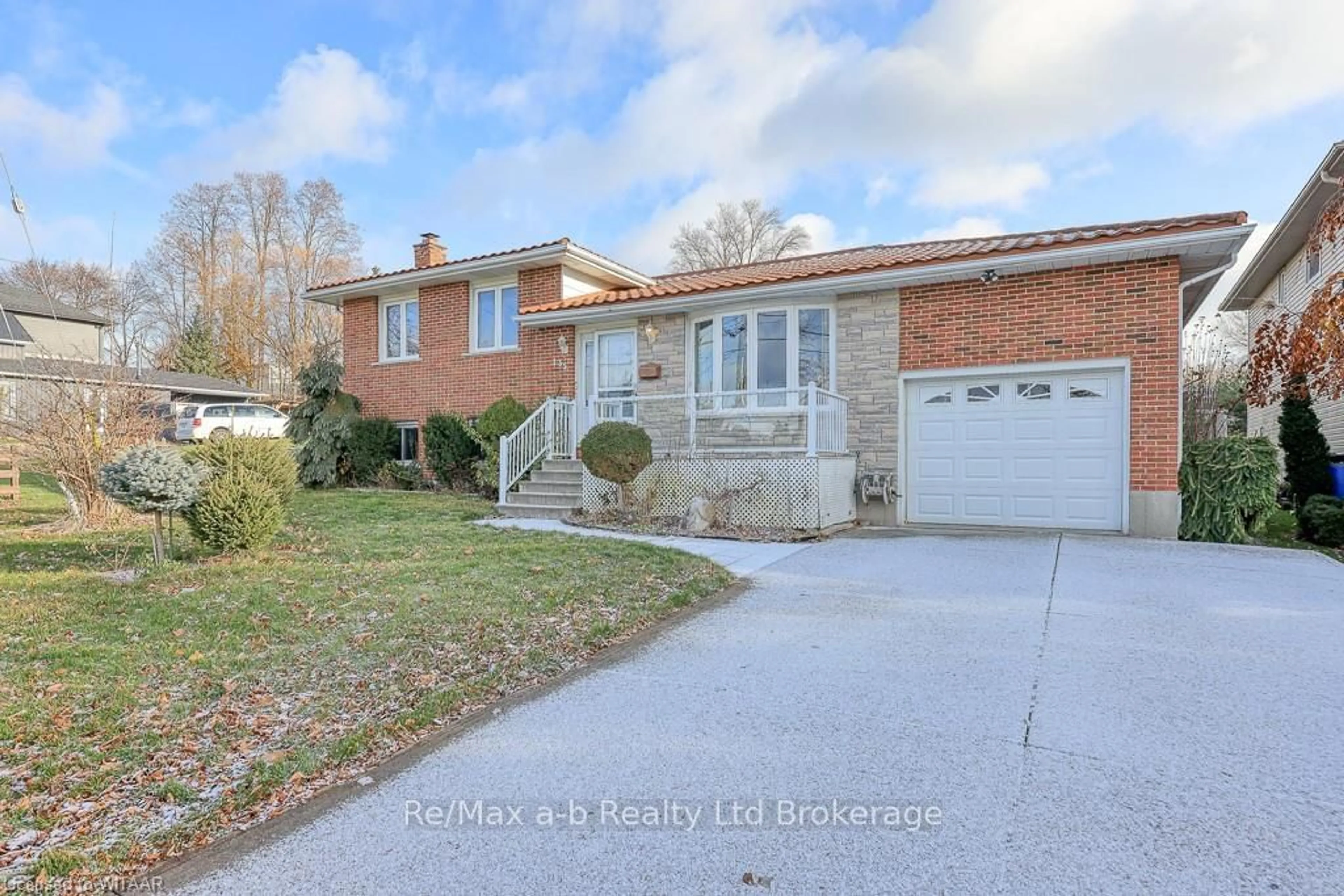 Frontside or backside of a home, the street view for 135 SOUTH St, Woodstock Ontario N4S 3L3