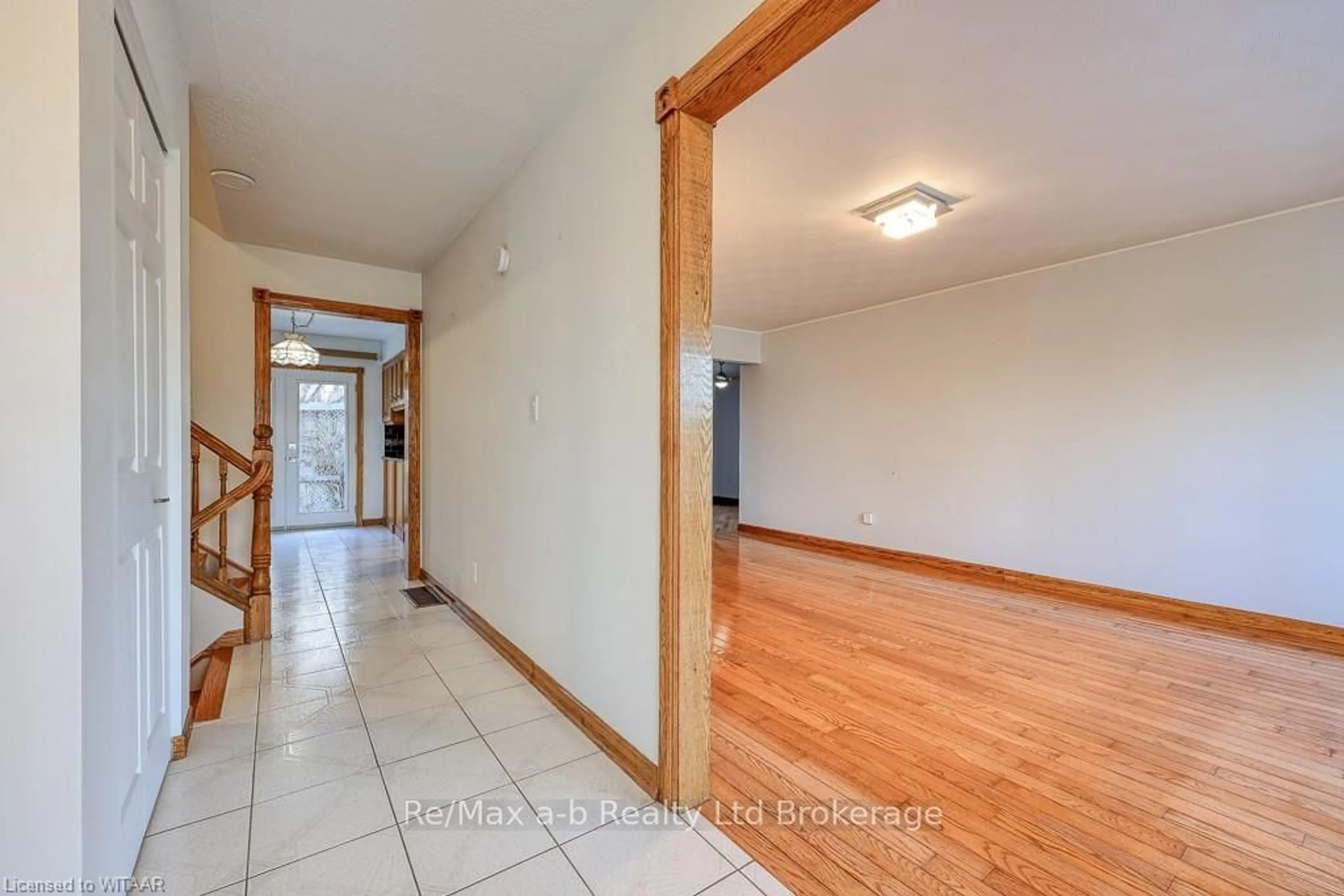 Indoor entryway, wood floors for 135 SOUTH St, Woodstock Ontario N4S 3L3