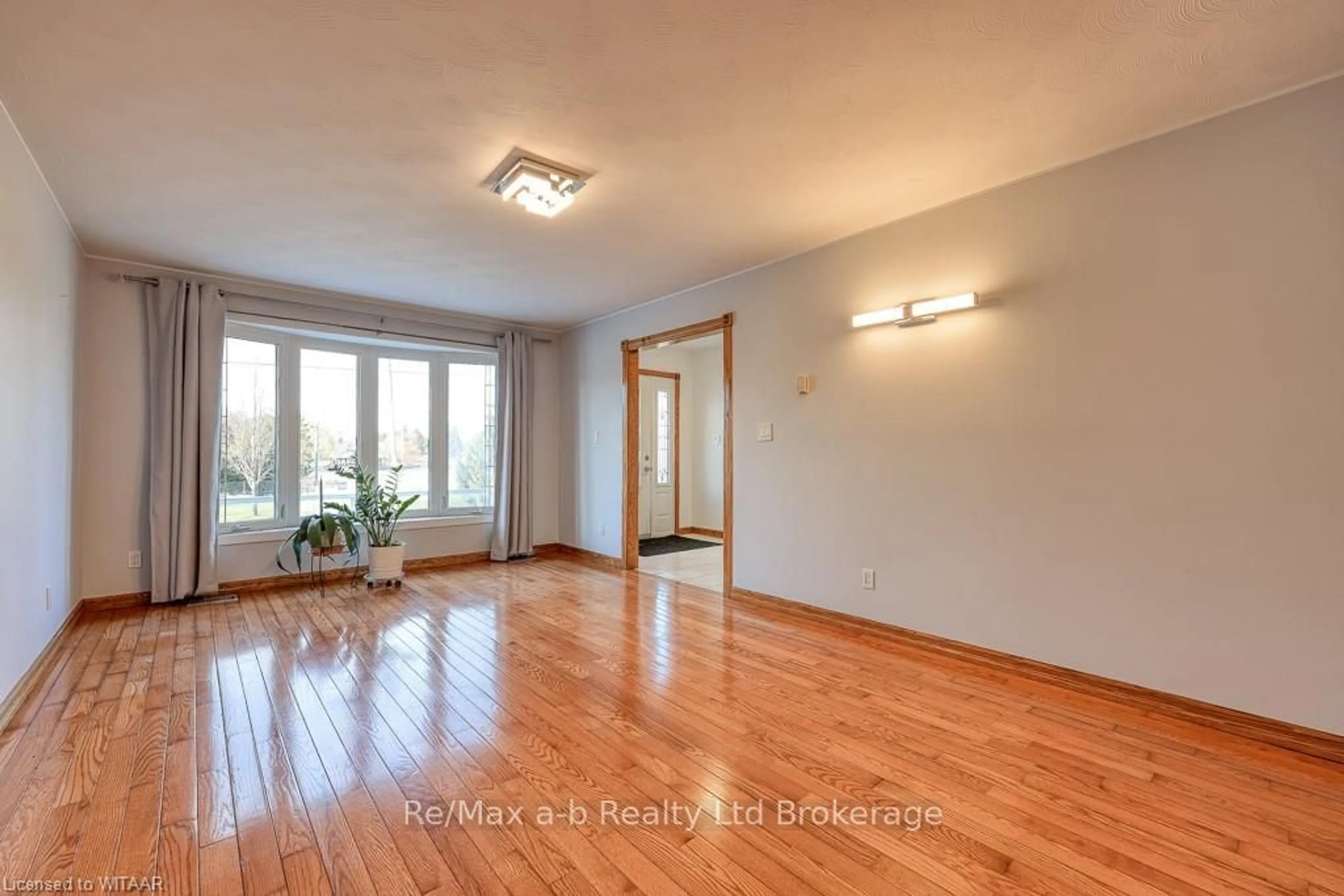 A pic of a room, wood floors for 135 SOUTH St, Woodstock Ontario N4S 3L3