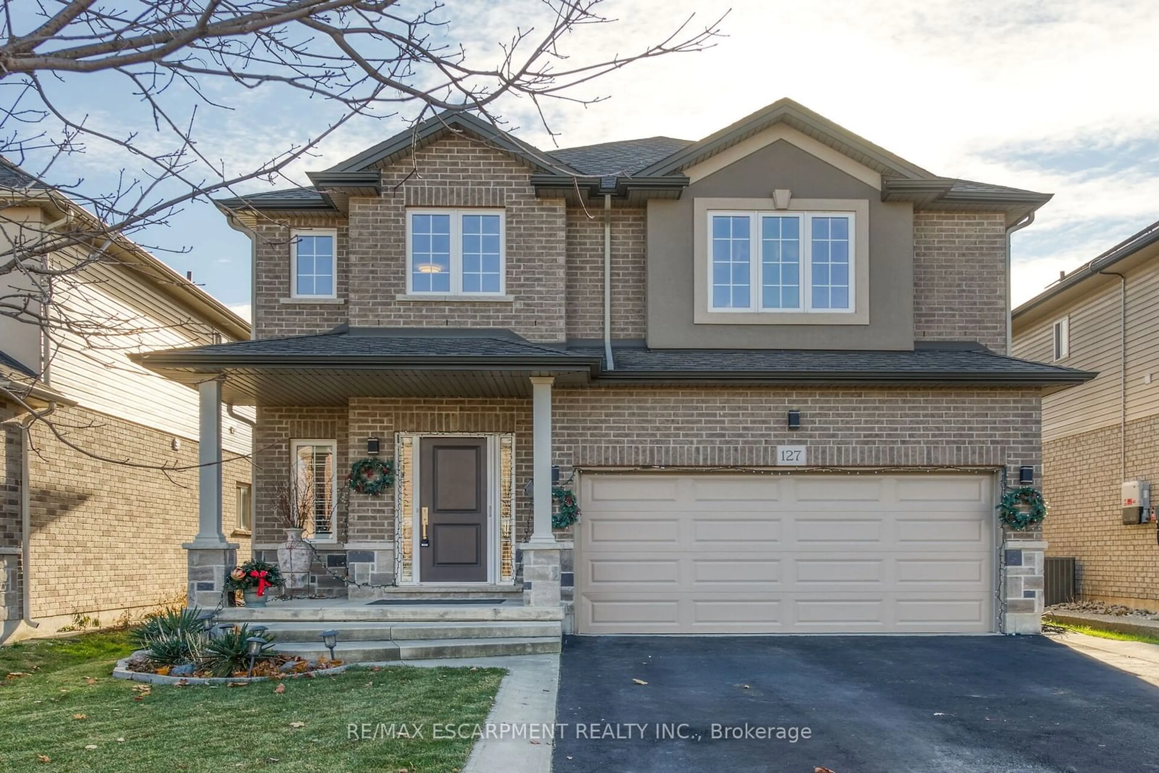 Frontside or backside of a home, the street view for 127 Lampman Dr, Grimsby Ontario L3M 0E6