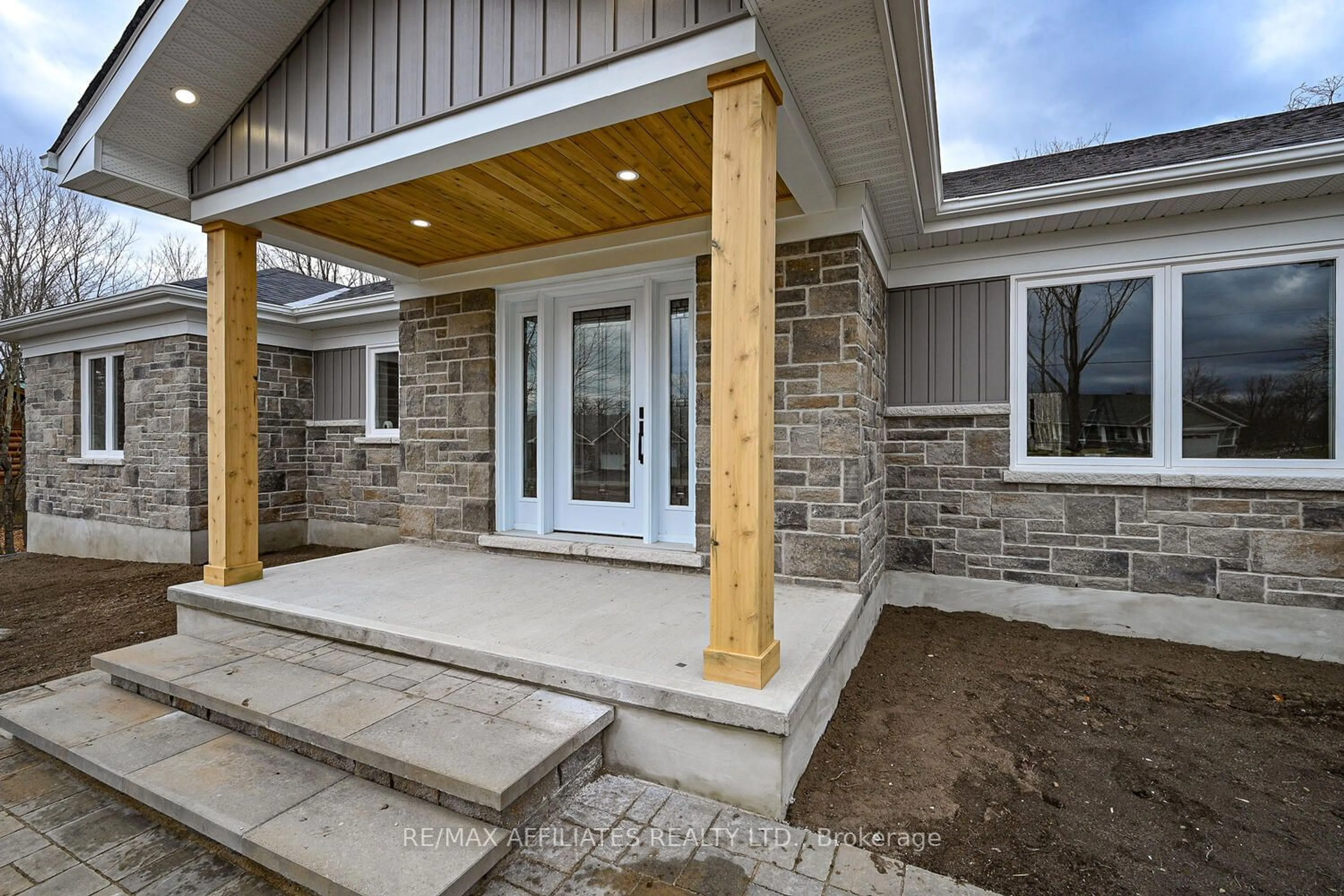 Indoor entryway, cement floor for 7 Windsor Cres, Rideau Lakes Ontario K0G 1L0