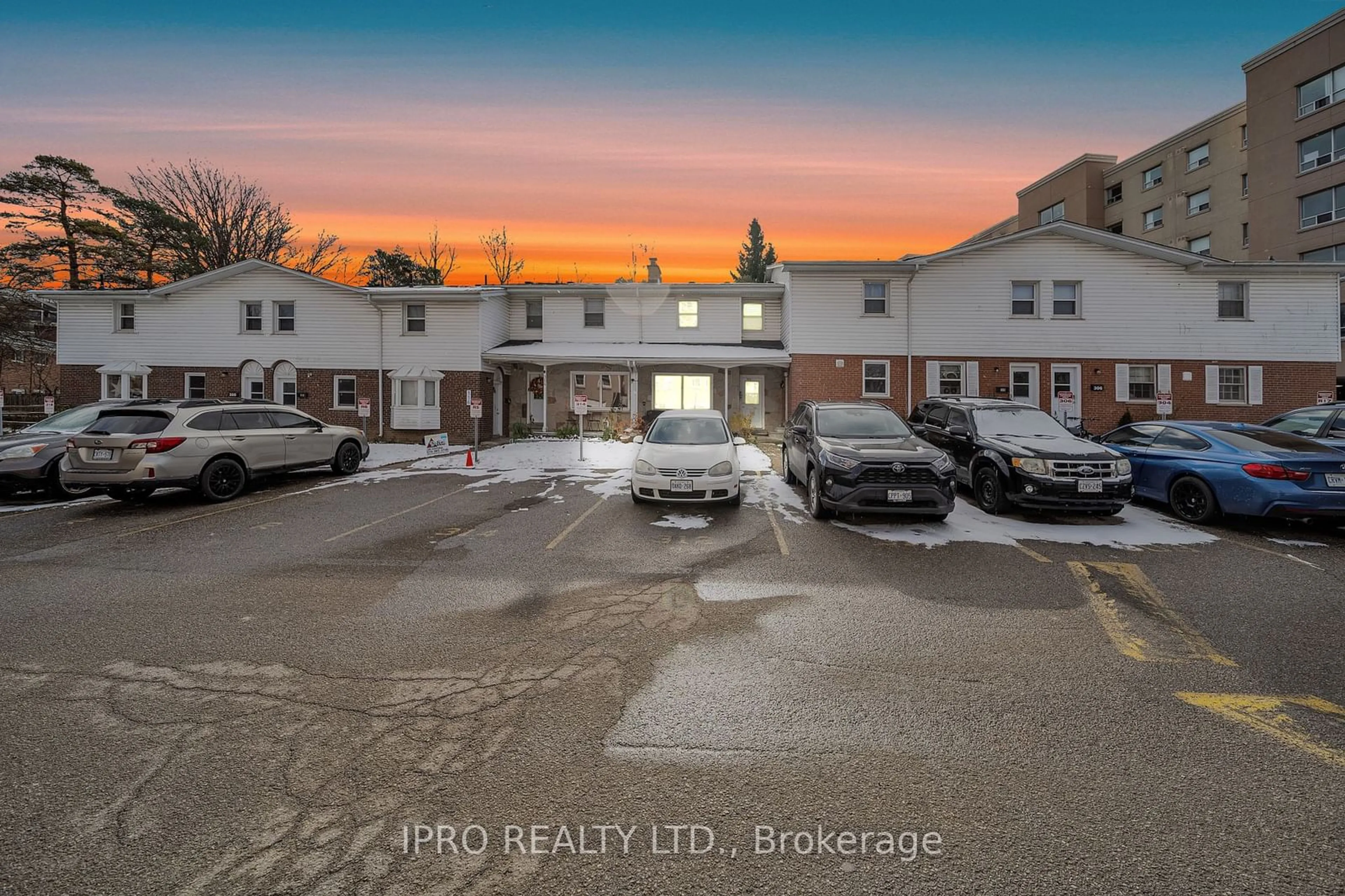 A pic from exterior of the house or condo, the front or back of building for 312 Westcourt Pl, Waterloo Ontario N2L 2R7