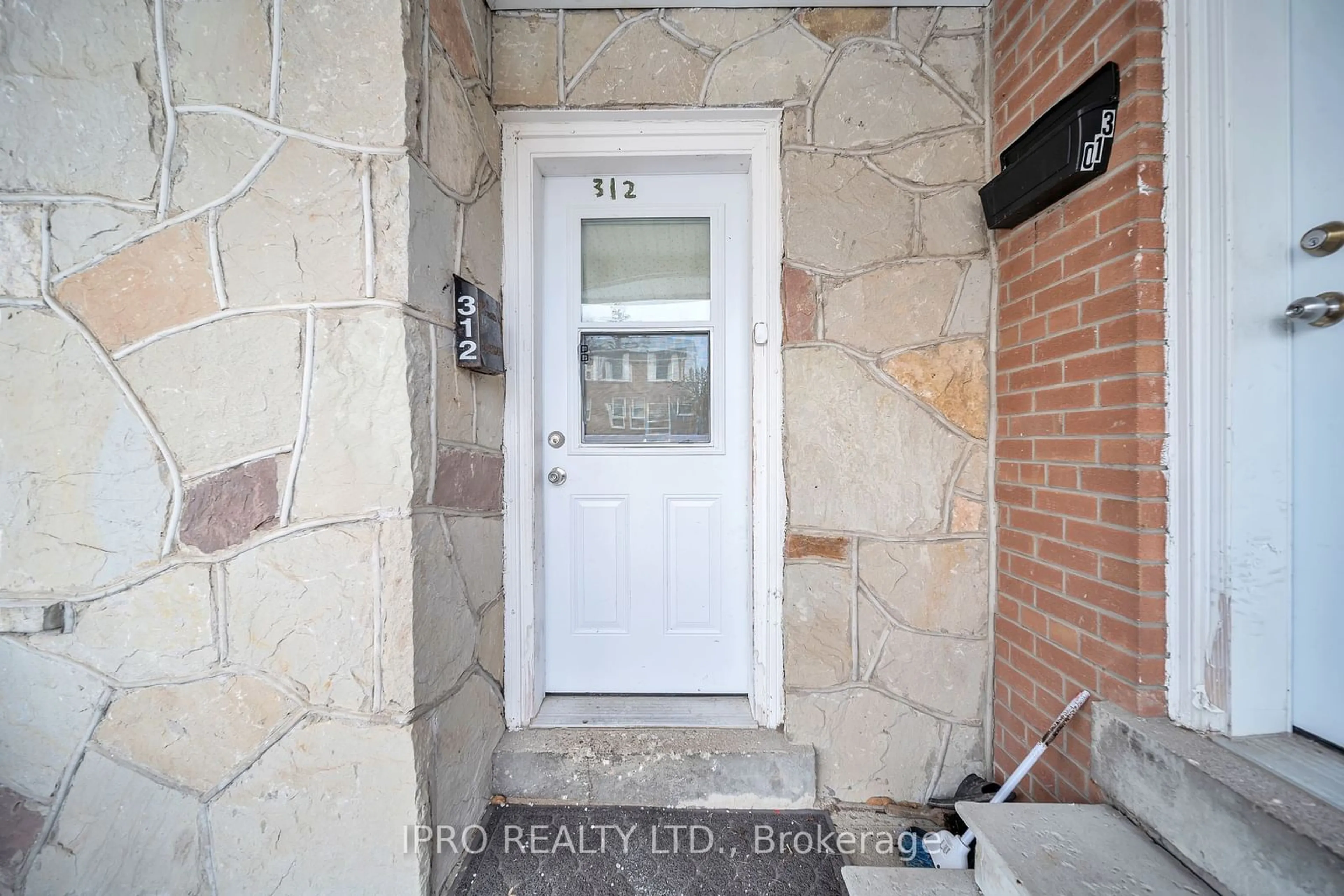 Indoor entryway, cement floor for 312 Westcourt Pl, Waterloo Ontario N2L 2R7