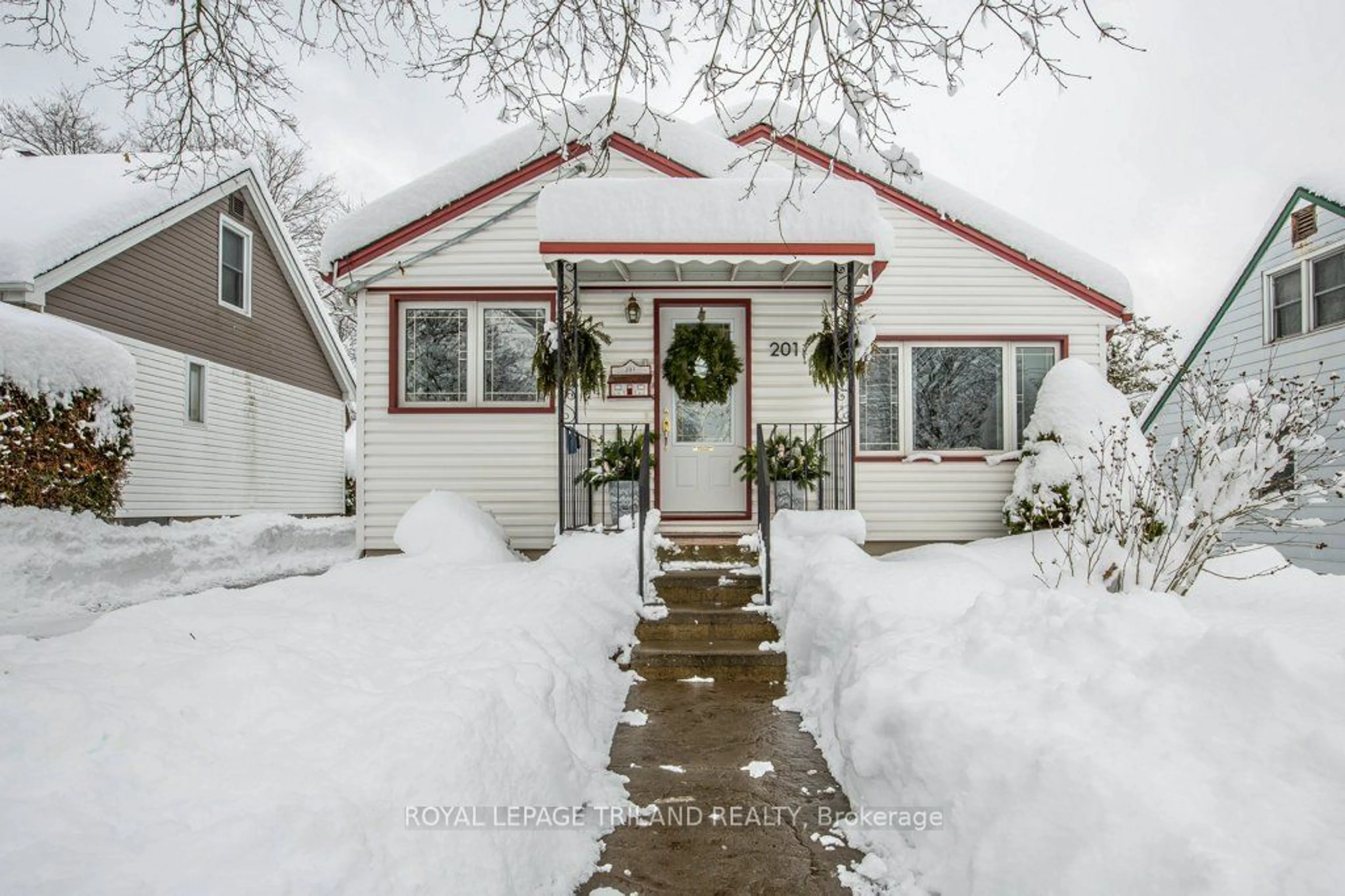 Frontside or backside of a home, cottage for 201 ELLIOTT St, London Ontario N5Y 2G5