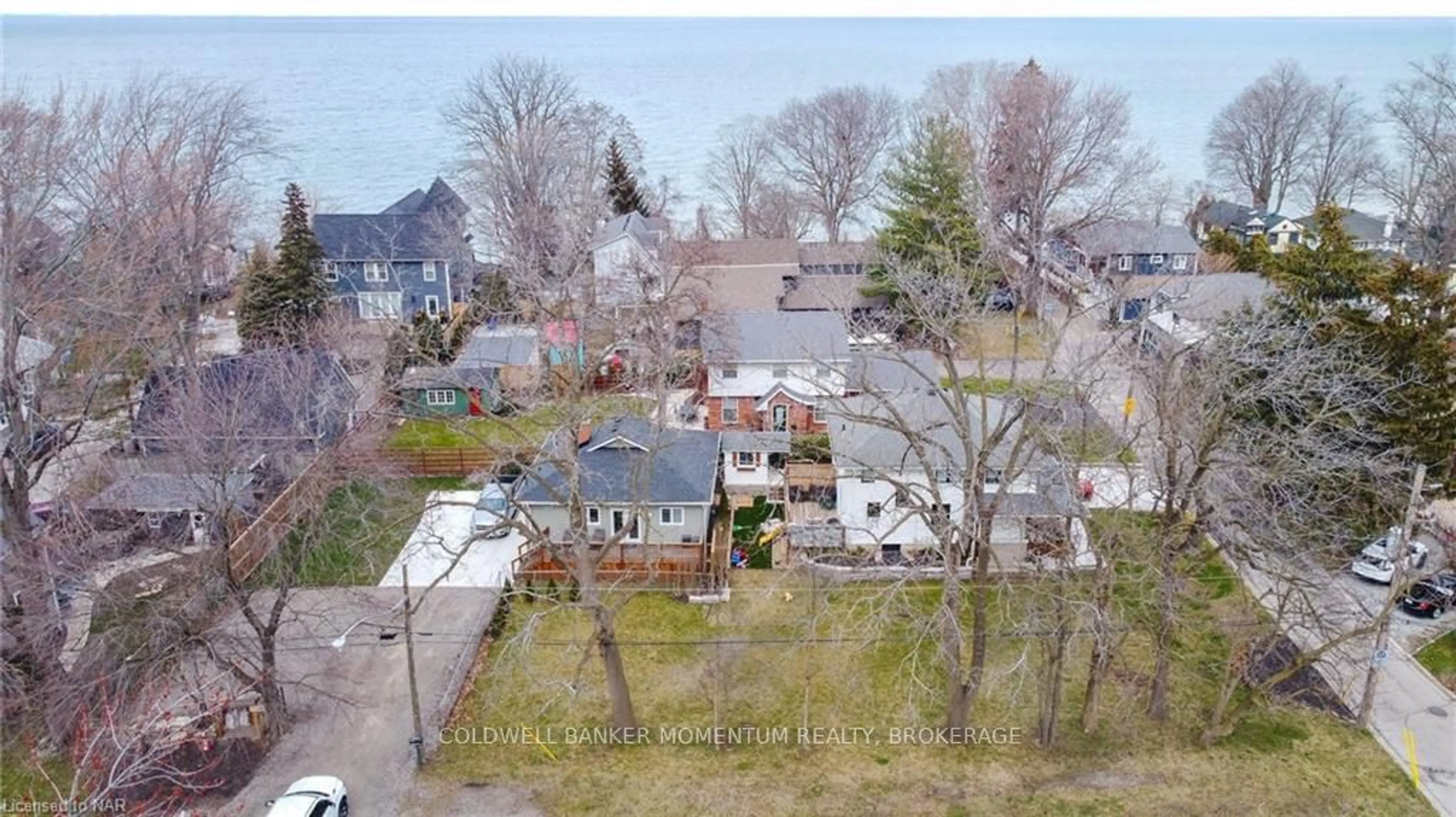 A pic from outside/outdoor area/front of a property/back of a property/a pic from drone, street for 10B BETTS Ave, Grimsby Ontario L3M 2S6