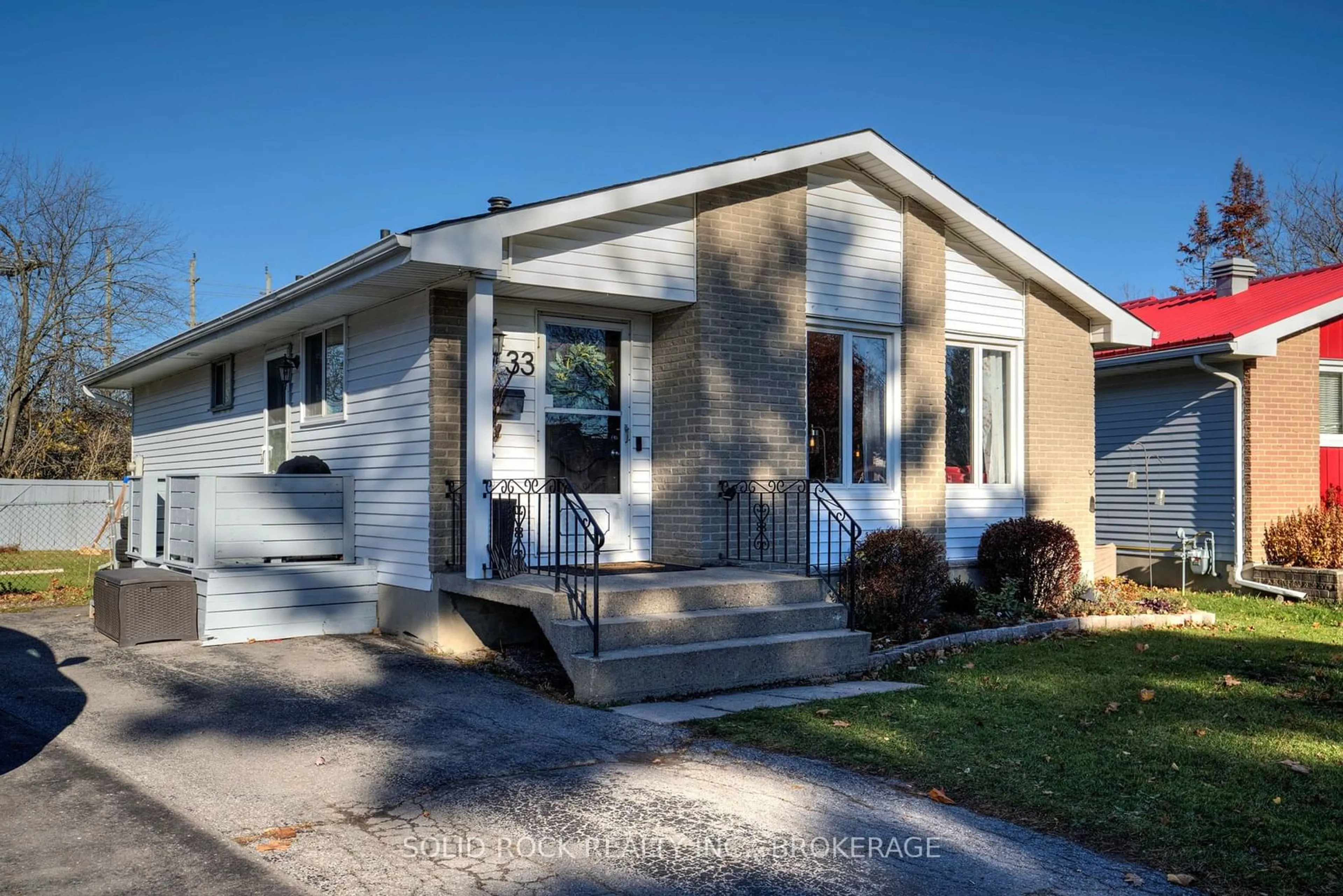 Home with vinyl exterior material for 33 Derby Gate Cres, Kingston Ontario K7K 5Y9