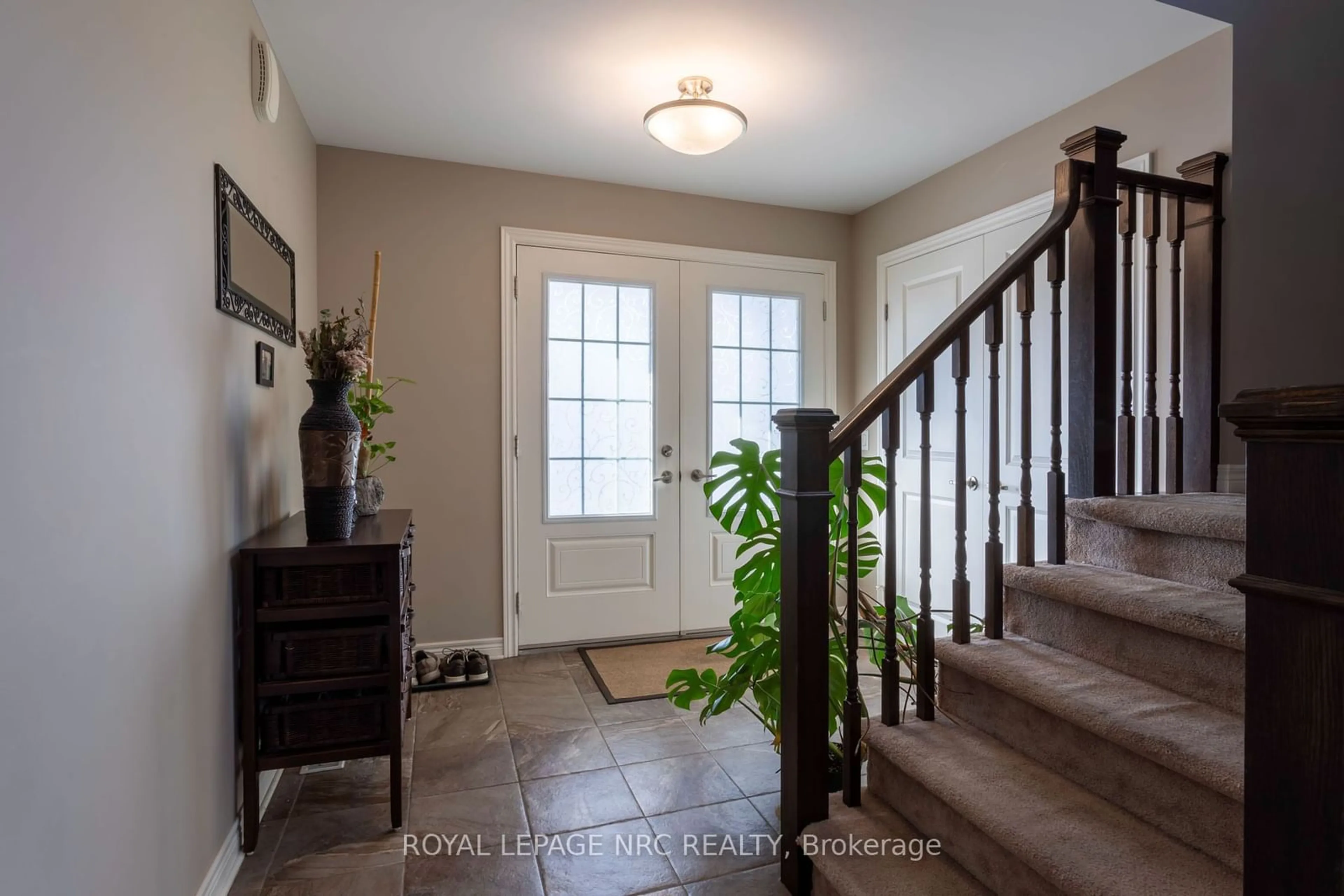 Indoor entryway, wood floors for 179 Classic Ave, Welland Ontario L3B 0A3