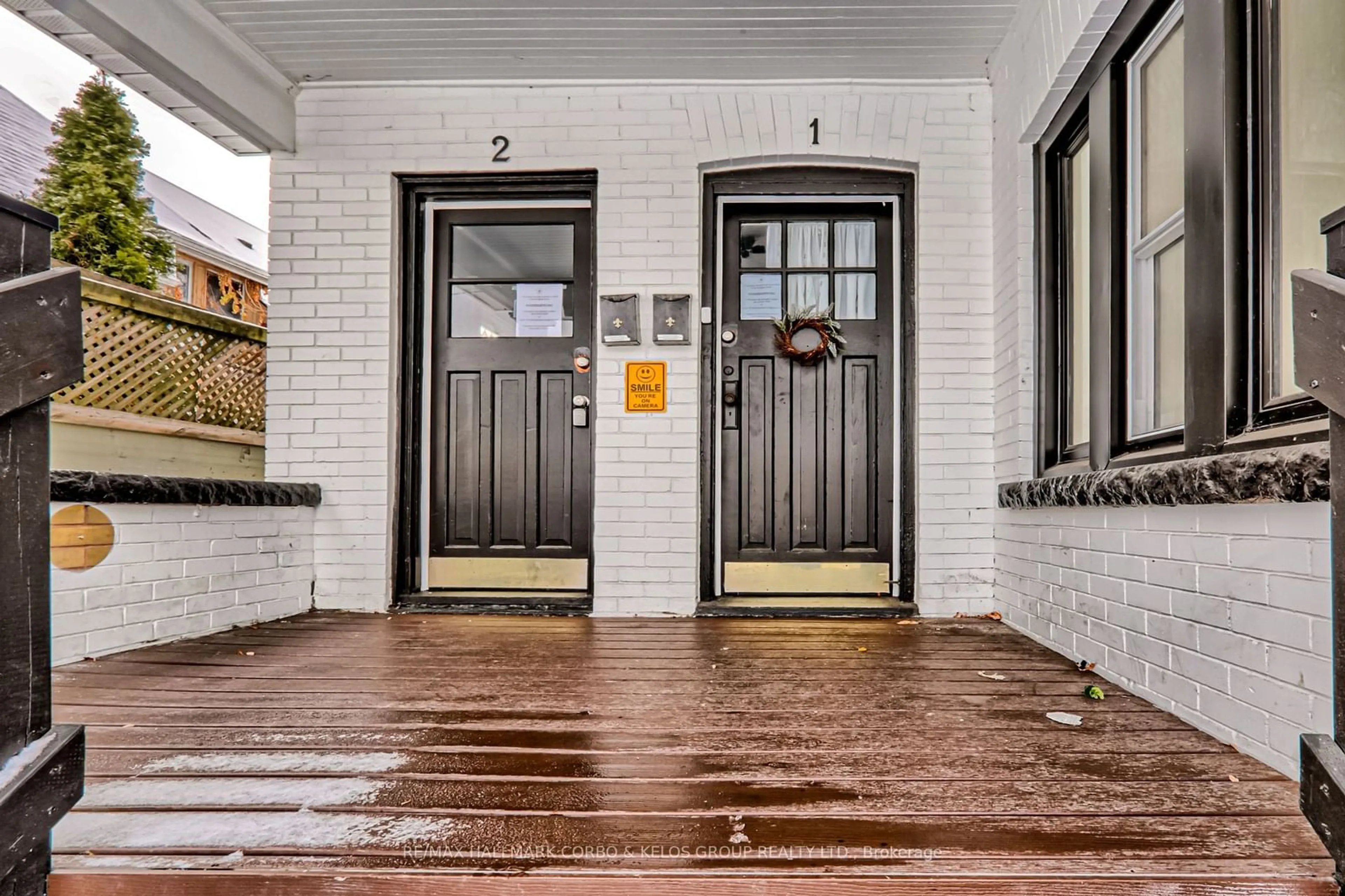 Indoor entryway, wood floors for 4910 Bridge St, Niagara Falls Ontario L2E 2S3