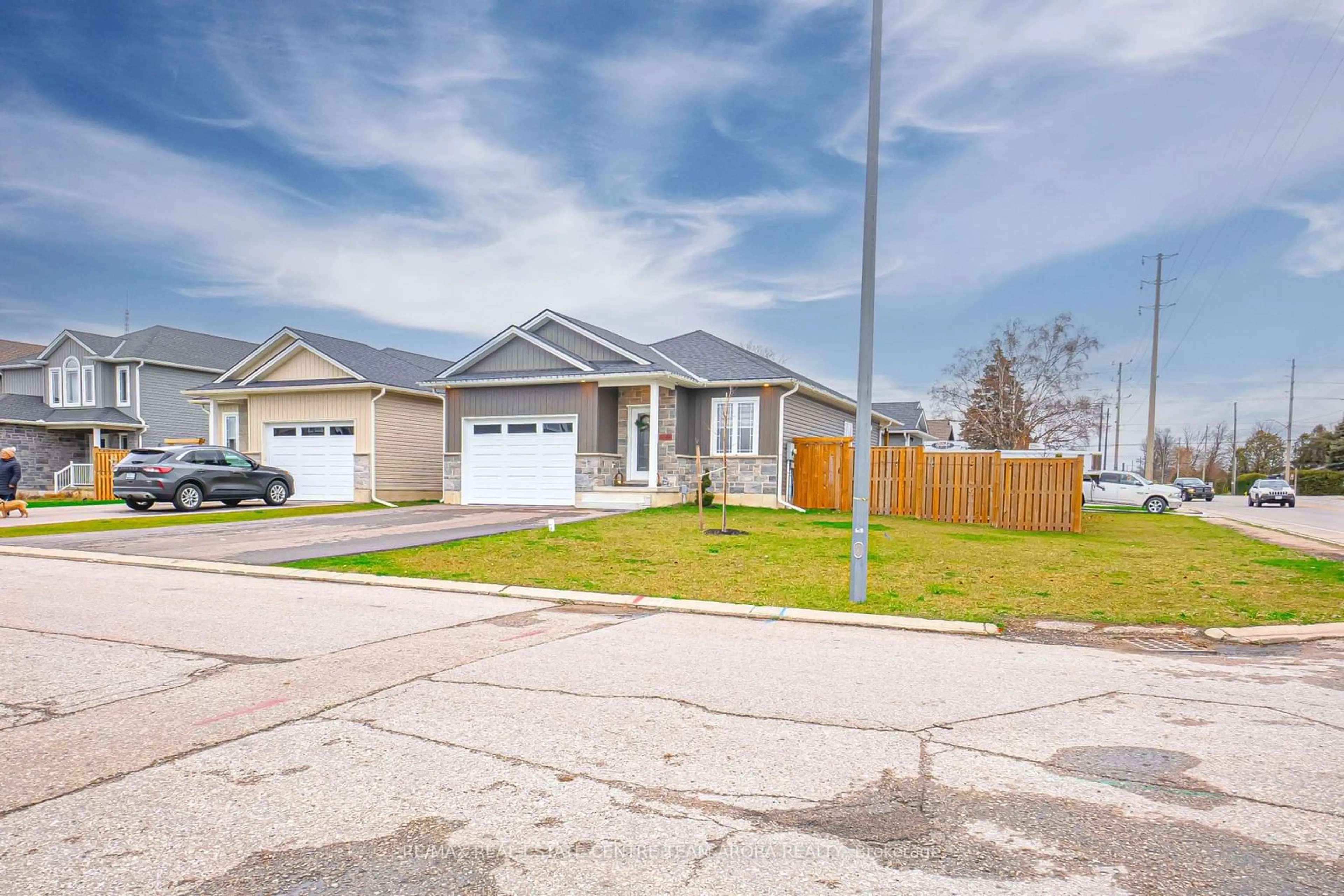 Frontside or backside of a home, the street view for 2 Sandy Crt, Tillsonburg Ontario N4G 0H6